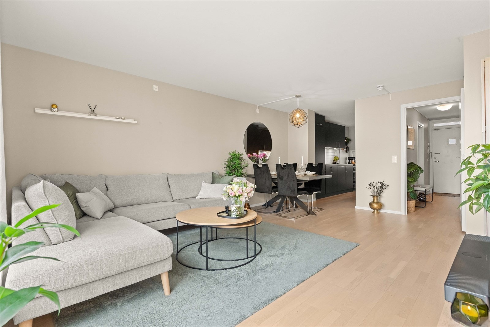 Stuen er romslig med god plass til sofagruppe og spisestue i tilknytning til kjøkkenet. Et sosialt rom med plass til og invitere familie og venner til hyggelige lag. Galleribilde