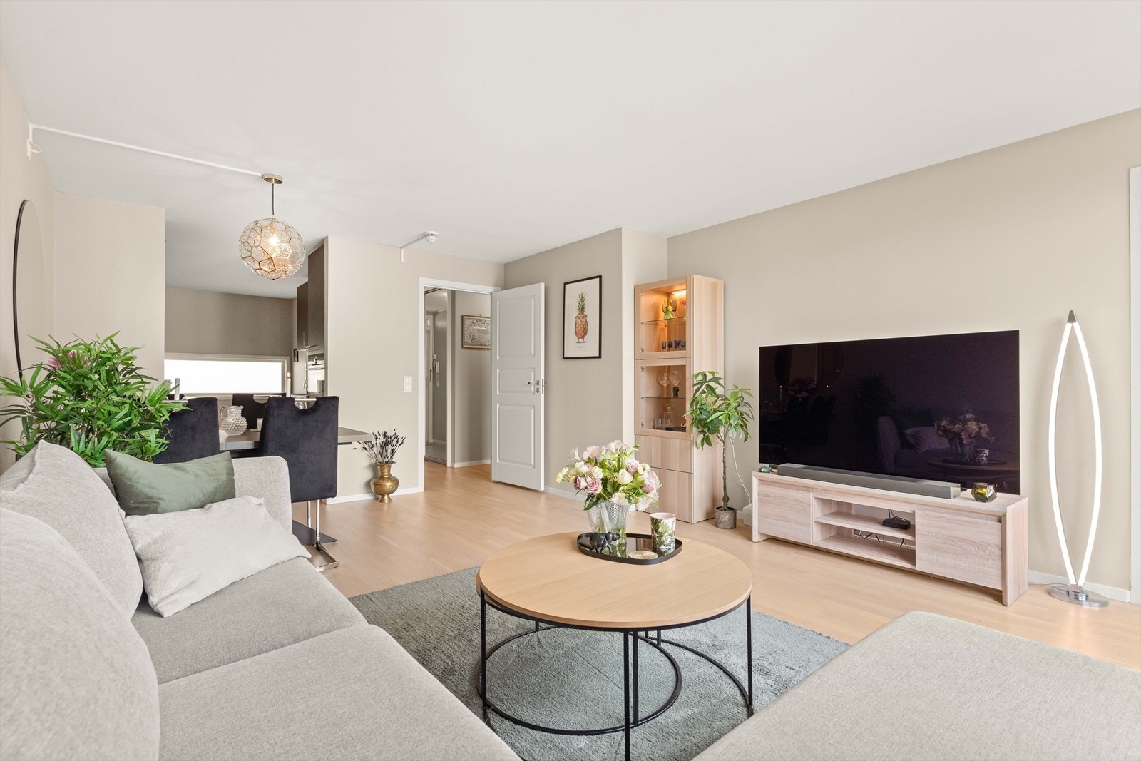 Gjennomgående parkett på gulv og lysmalte vegger gir et helhetlig og rent preg. Galleribilde