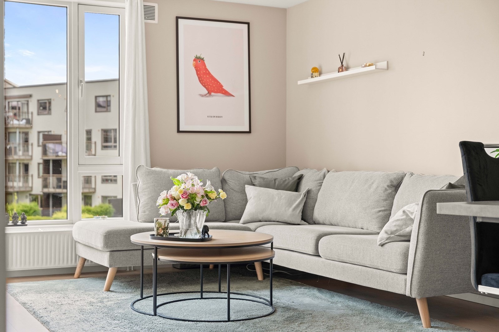 Store vindusflater gir rikelig med dagslys. Oppvarming via radiatorer. Galleribilde