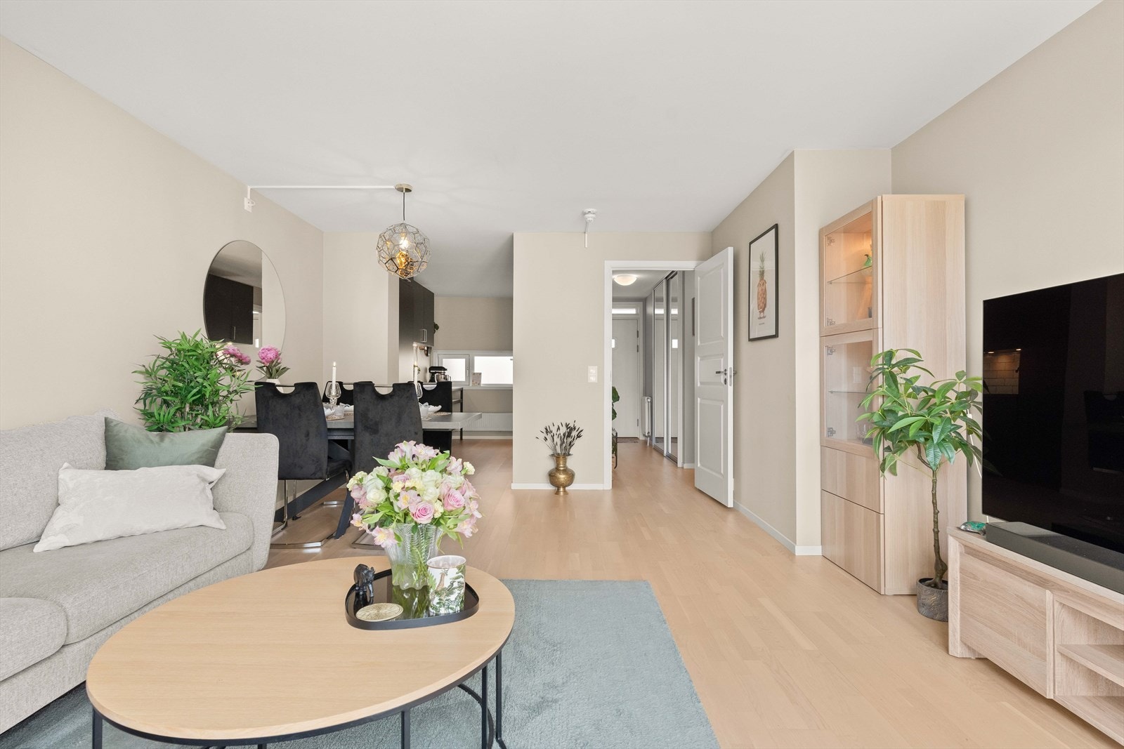 Stuen er romslig og har plass til både sofagruppe og spisebord. Galleribilde