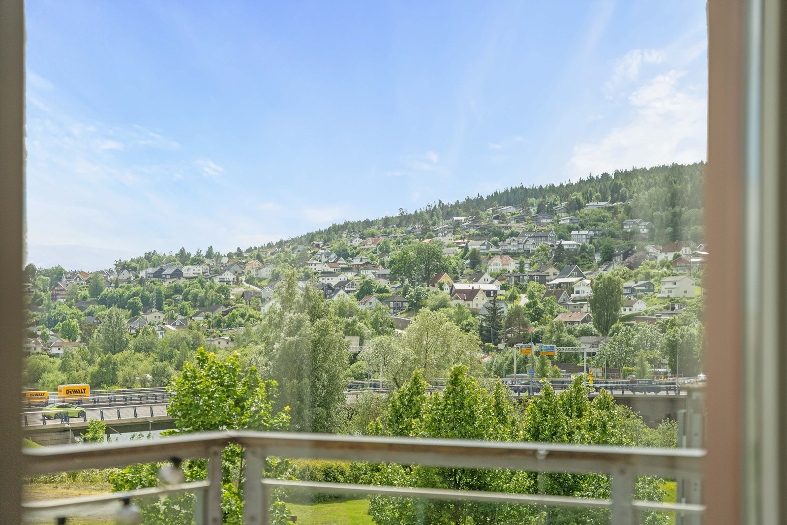 Utsikt fra leiligheten mot de grønne omgivelsene. Galleribilde