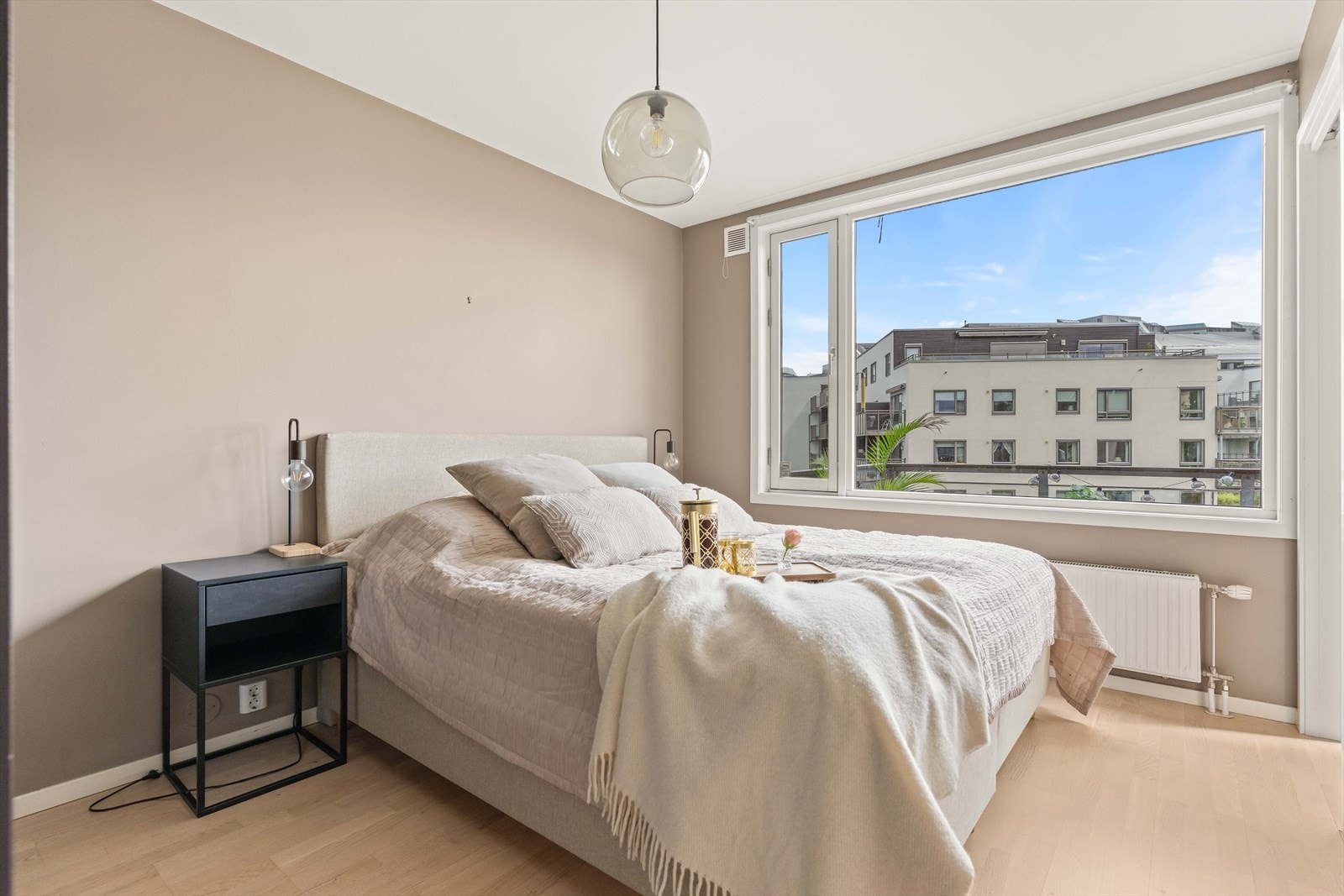 Soverommet er utstyrt med radiator tilknyttet fjernvarmeanlegget. Galleribilde