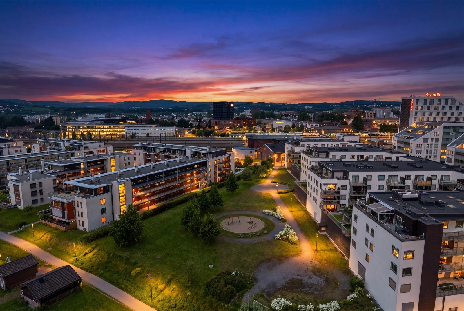 Lillestrøm sentrum med sitt rike utvalg av butikker, restauranter og kulturtilbud er en kort spasertur unna. Galleribilde