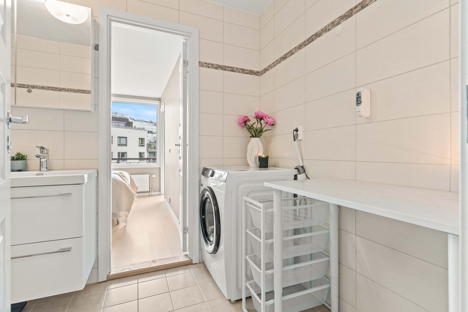 Badet har opplegg for vaskemaskin, og mekanisk avtrekk sørger for god ventilasjon. Galleribilde