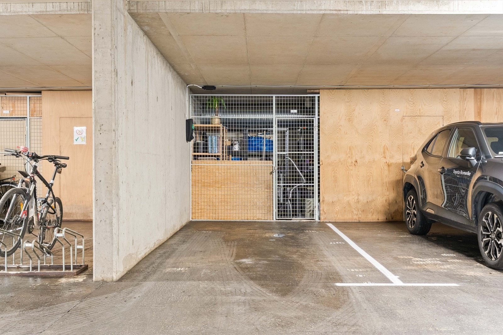Leiligheten disponerer en fast garasjeplass med elbillader. I garasjeanlegget finnes også sykkelbod. Galleribilde