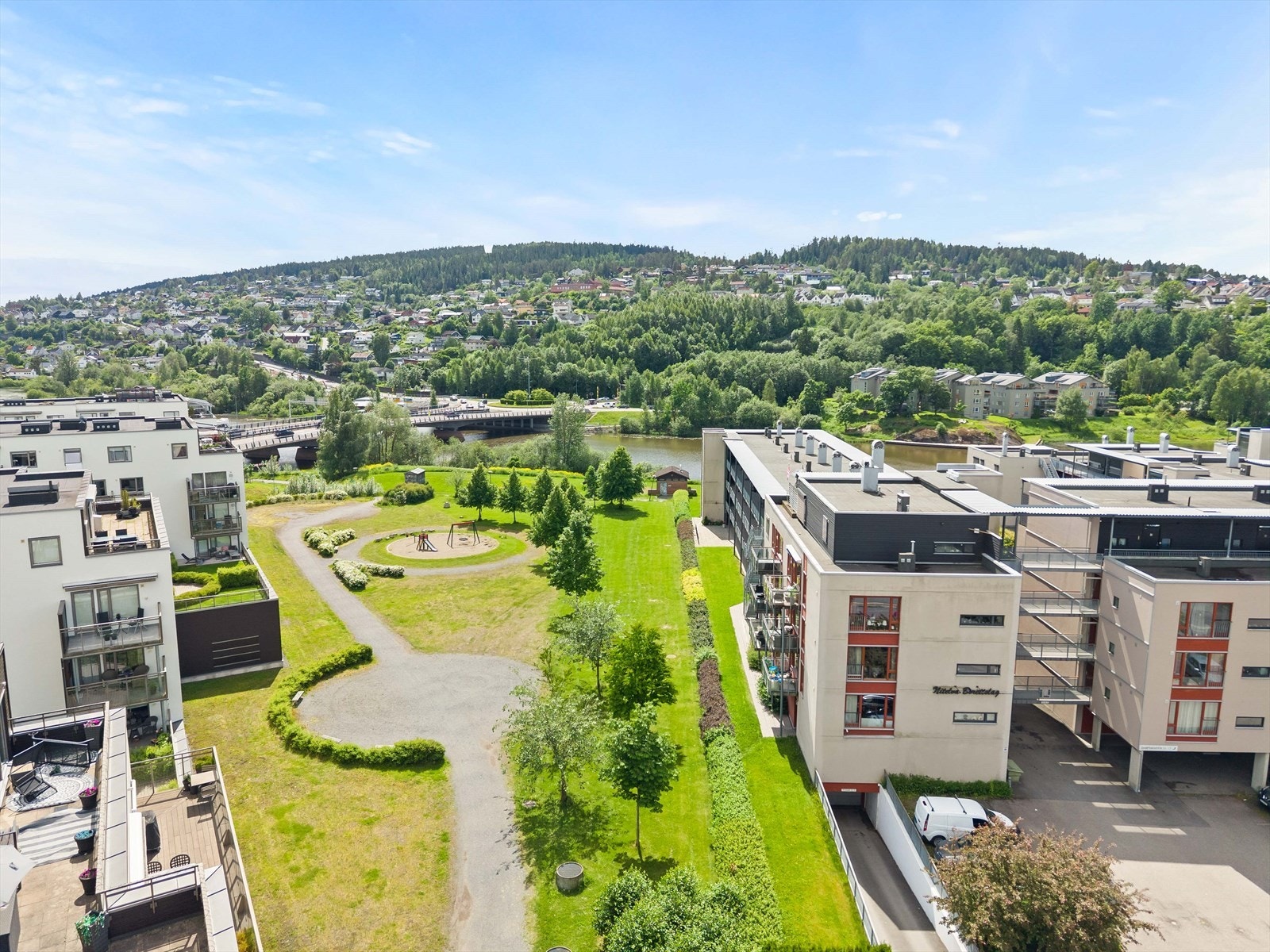 Nærhet til tur- og rekreasjonsområder ved Nitelva og Øyeren. Galleribilde