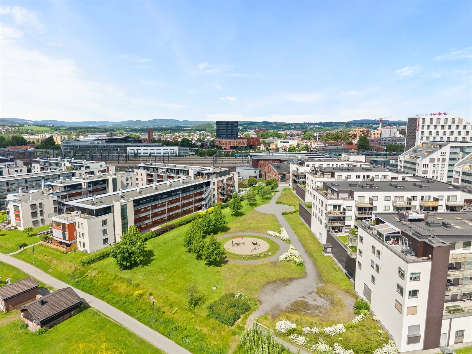 Eiendommen ligger sentralt i Lillestrøm, med gangavstand til stasjonen og byens fasiliteter. Galleribilde