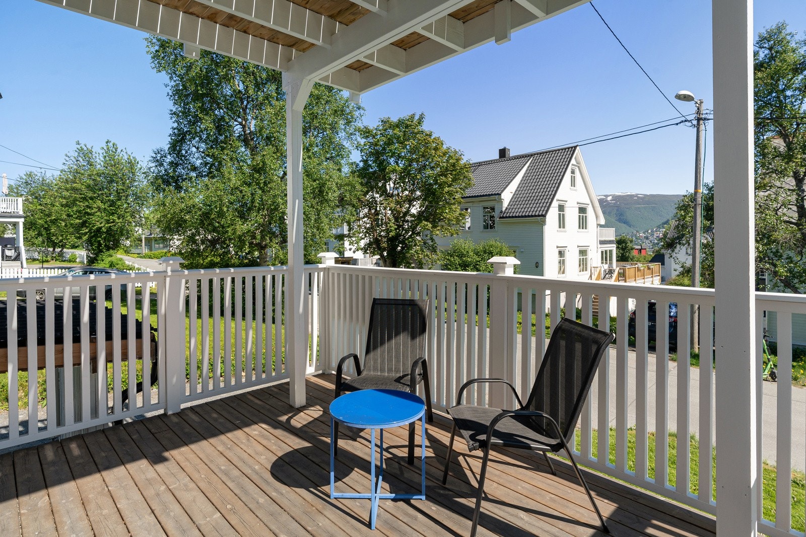 Verandaen har god plass for utemøbler. Overbygg gjør verandaen praktisk og bruksvennlig. Galleribilde