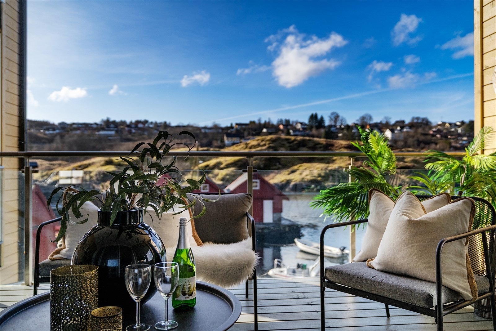 Et perfekt sted for å koble av og nyte omgivelsene. Den romslige verandaen på 13 m² har rekkverk i glass og god plass til sittegruppe. Galleribilde