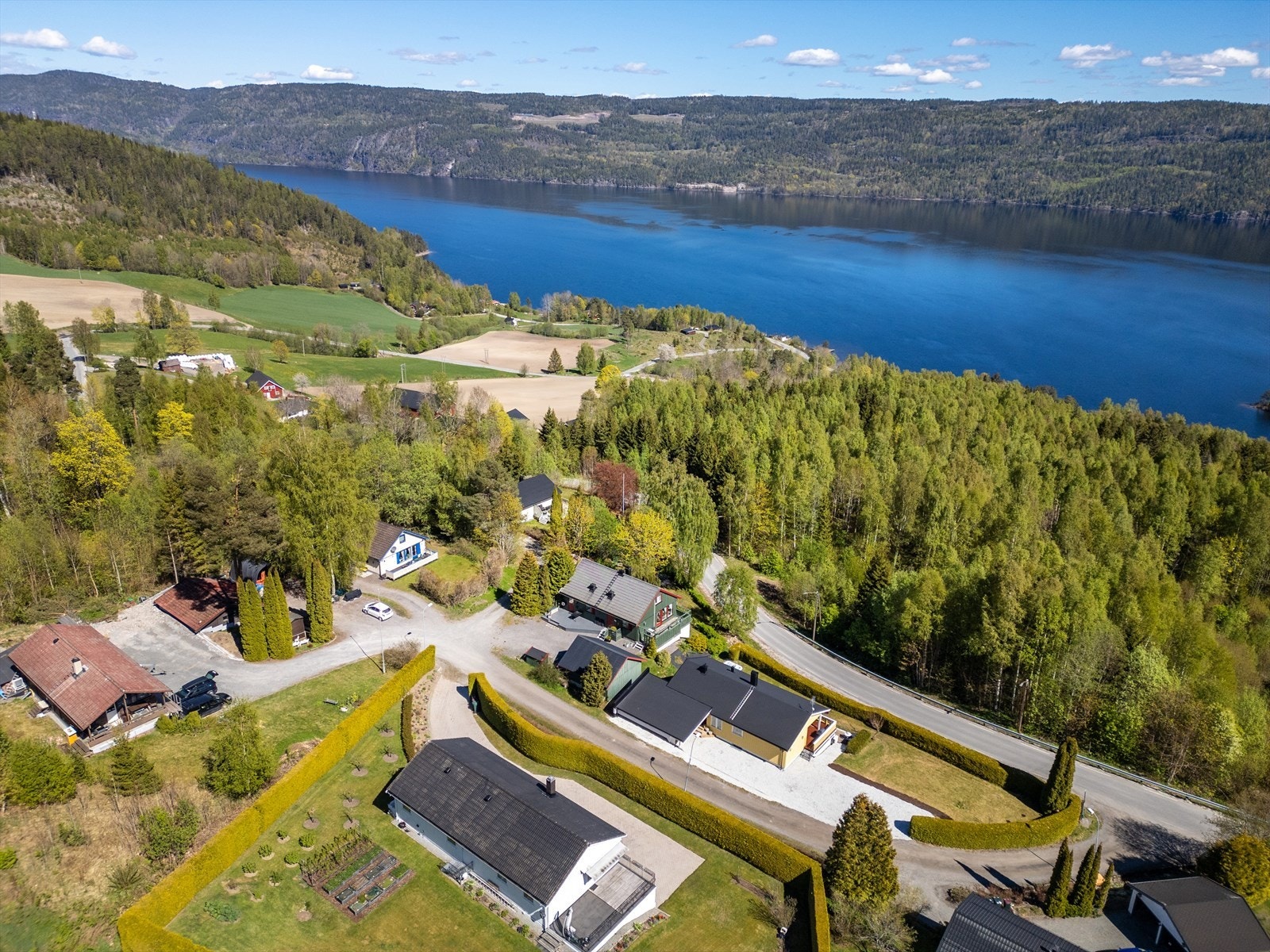 I tillegg til svært gode solforhold kan eiendommen by på flott utsikt mot Holsfjorden, med skogkledde åser i bakkant. Galleribilde