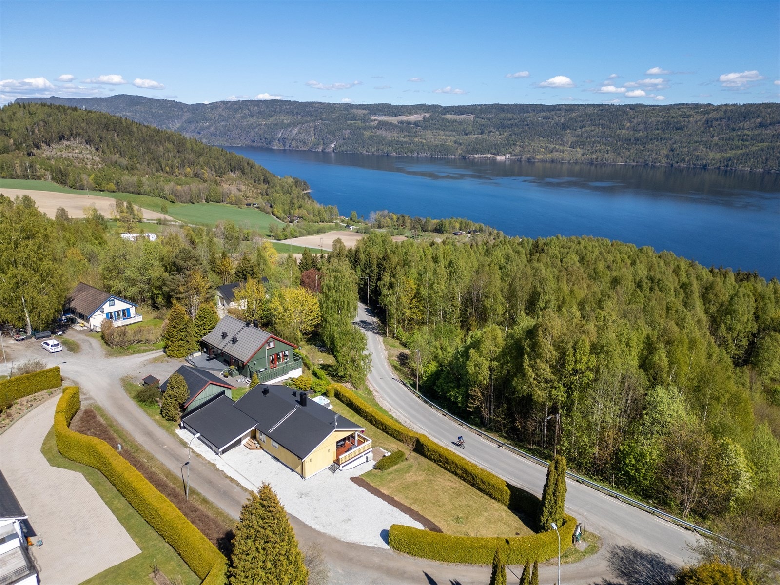 Flott beliggende enebolig på Øvreskogen, ca. 9 kvm nord for Sylling. Galleribilde