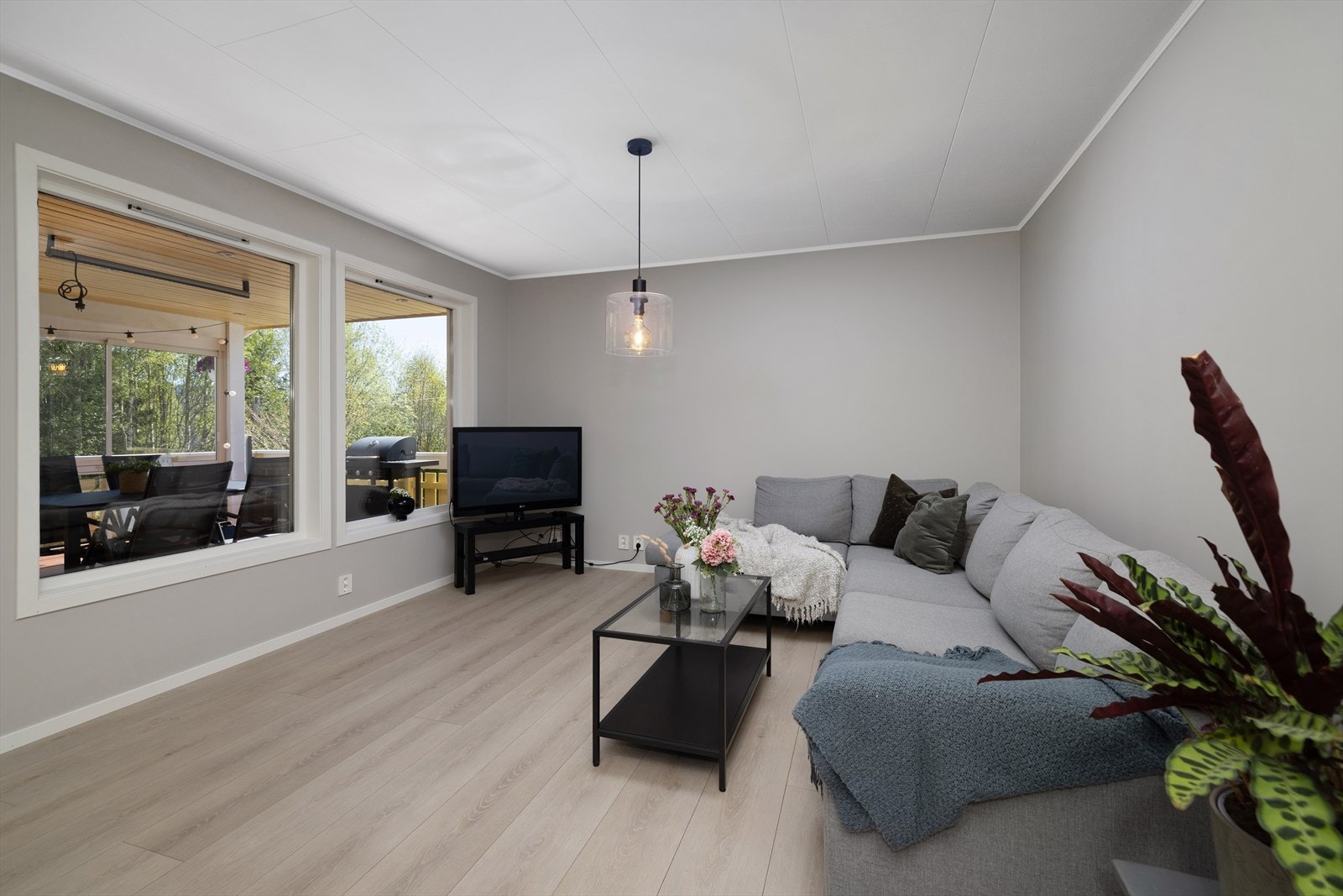 Stuen har en tydelig soneinndeling med plass til sofagruppe og spisebord. Galleribilde