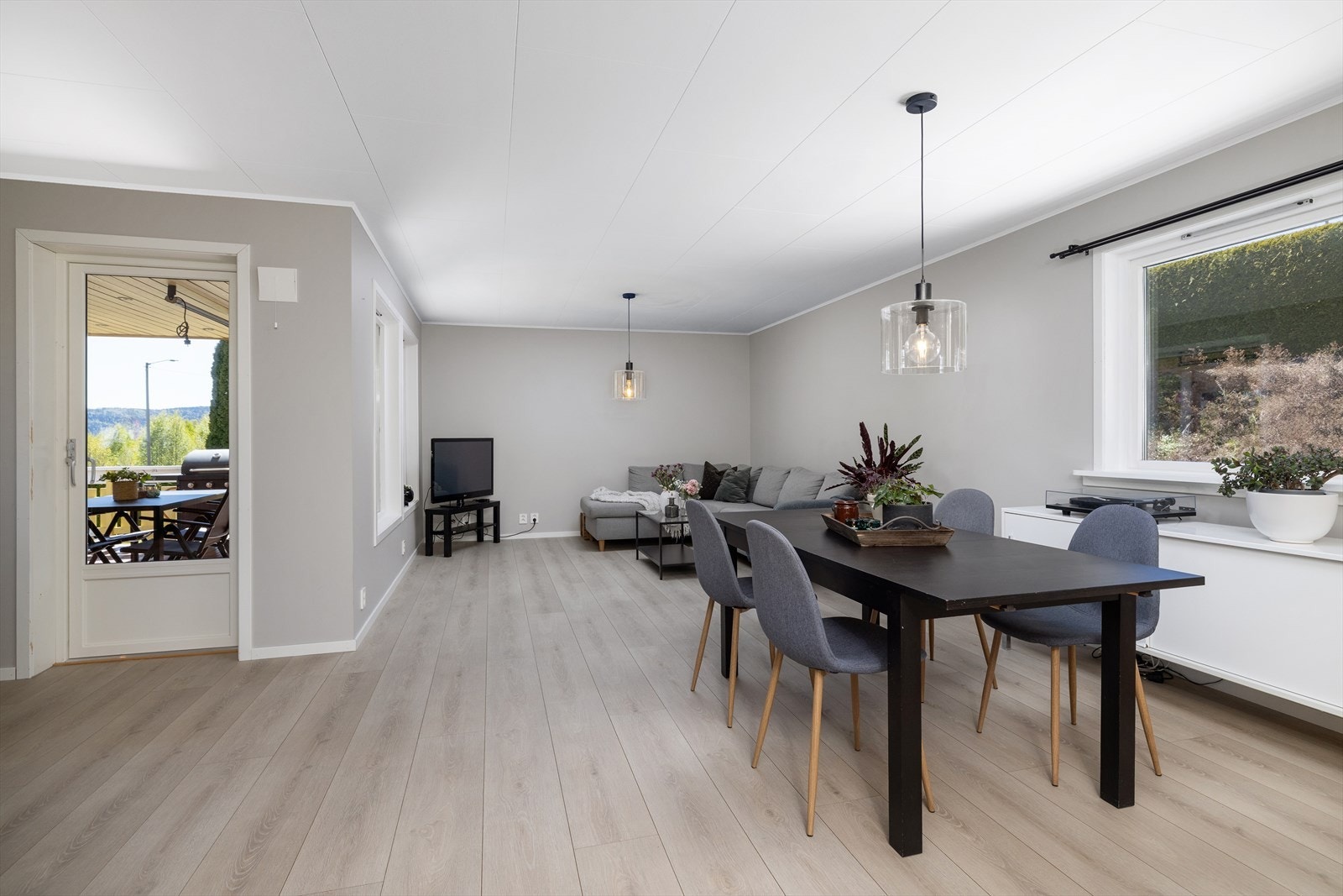 Allrommet har enstavs laminatgulv, lysmalte og moderne veggoverflater og lysinnslipp fra flere himmelretninger. Galleribilde