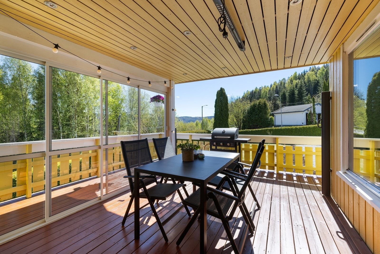 Overbygd veranda på ca. 20,5 kvm med glassfelt og integrert spottbelysning i himlingen. Galleribilde