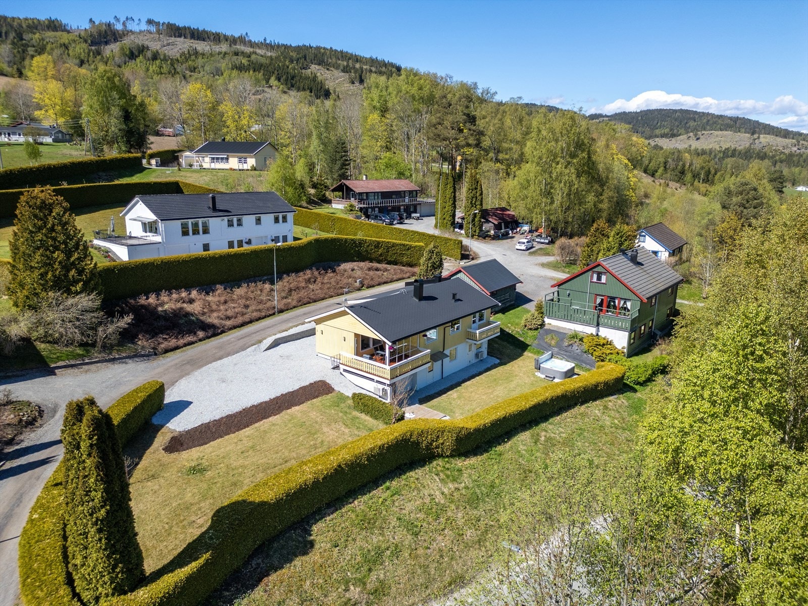 Eiendommen har en særdeles pent opparbeidet tomt med velstelte hageområder og flere solrike uteplasser. Galleribilde