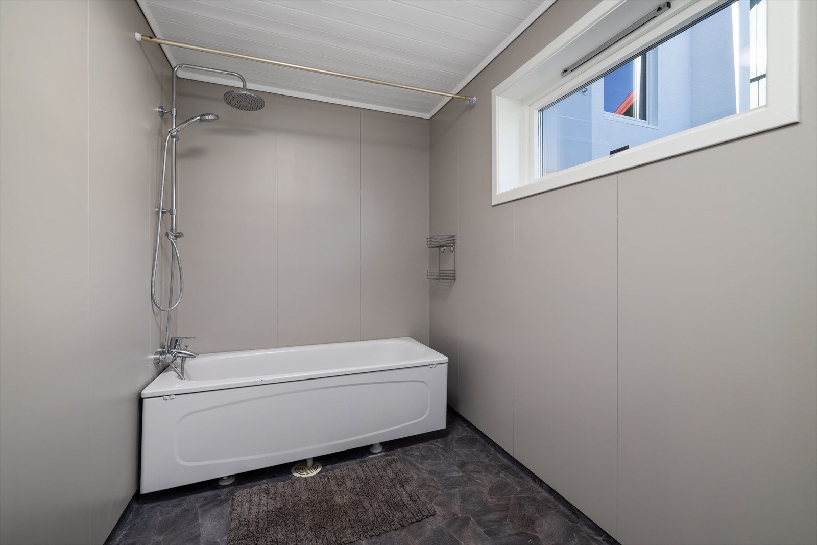 Bad med både badekar og dusj. Galleribilde