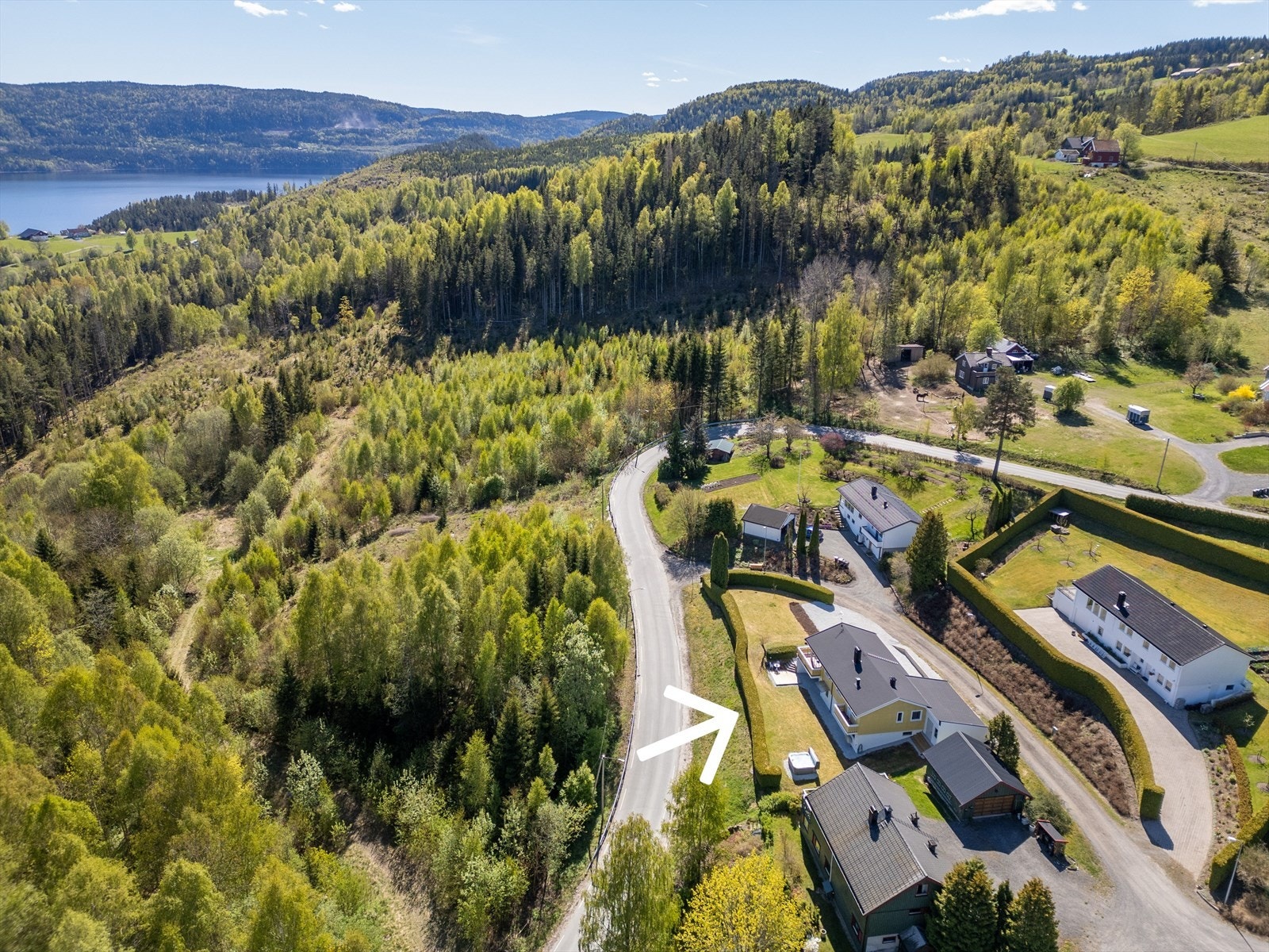 Rolig og fredelig, hvor nabolaget består av få eneboliger og kort vei til marka. Galleribilde