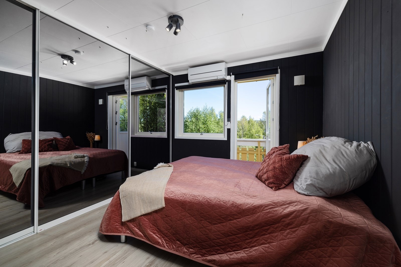 Det største soverommet har integrert skyvedørsgarderobe, varmepumpe og utgang til en egen balkong. Galleribilde