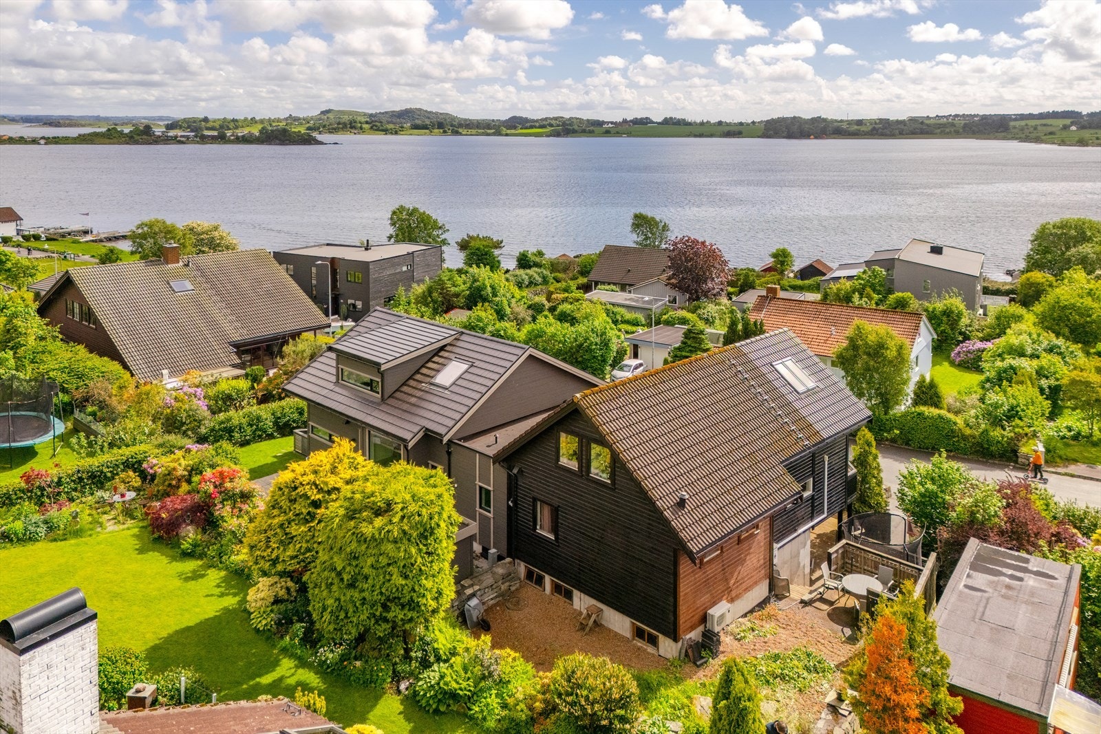 Hagen er pent opparbeidet med plen og beplantning, som gir et ryddig inntrykk. Galleribilde