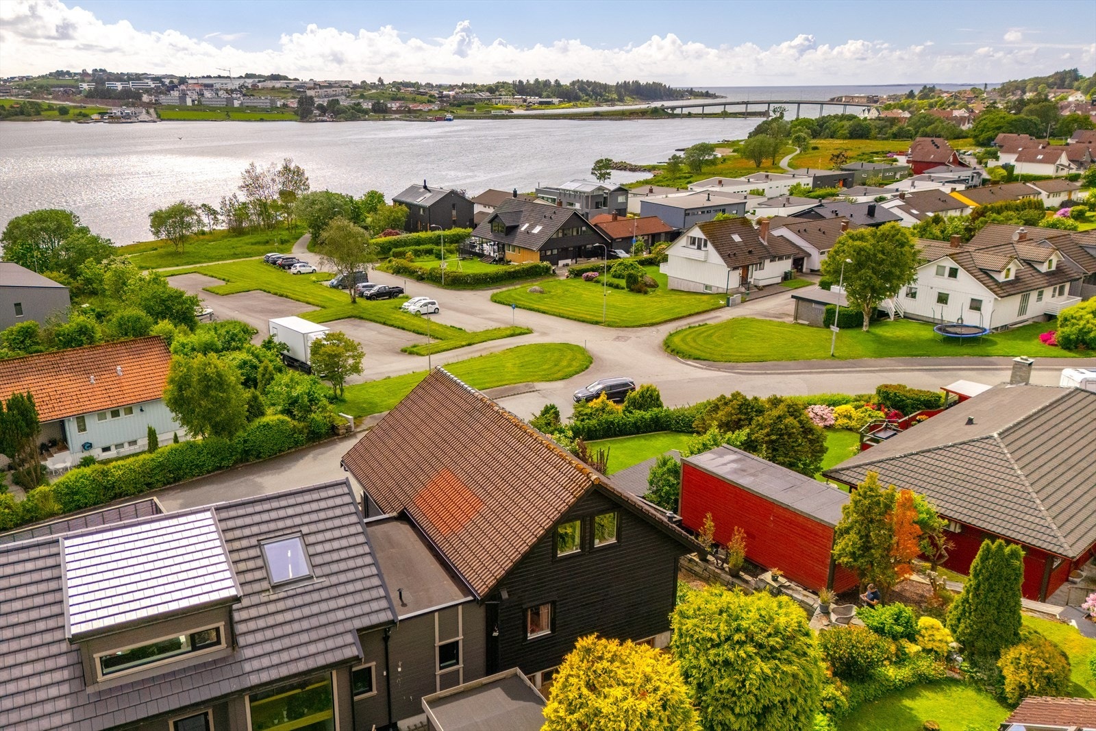 Utsikten fra boligen gir et bredt perspektiv mot vannet og nærområdet. Galleribilde