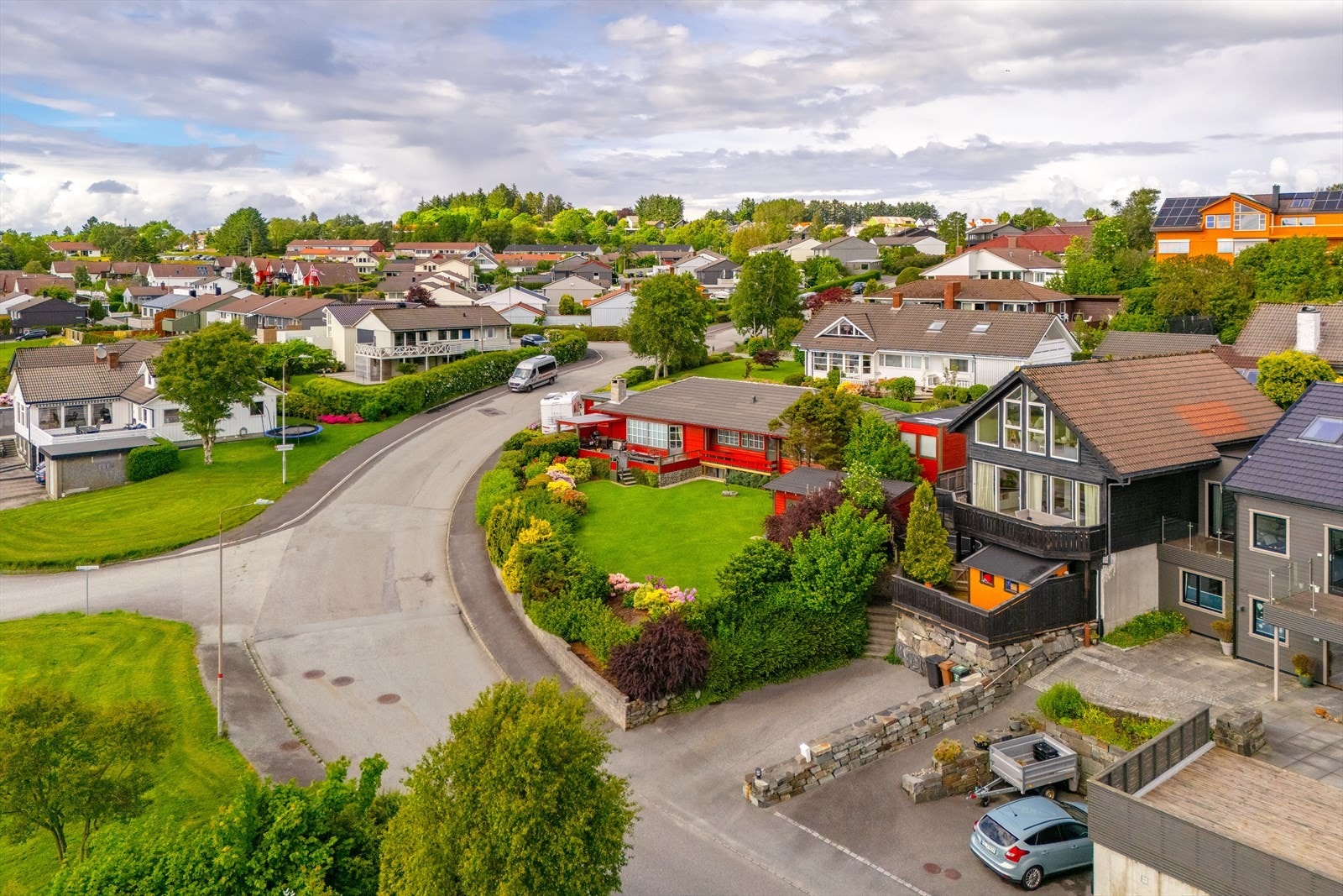 Eiendommen ligger i et rolig og etablert boligområde med kort vei til skole og butikker. Galleribilde