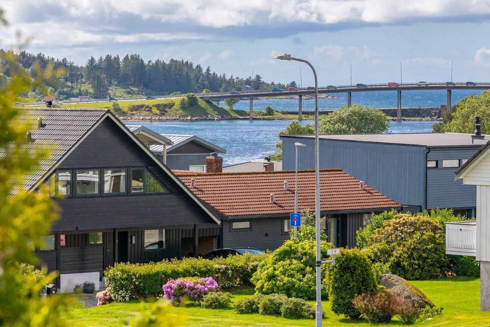Området er preget av grønne omgivelser og nærhet til vannet. Galleribilde