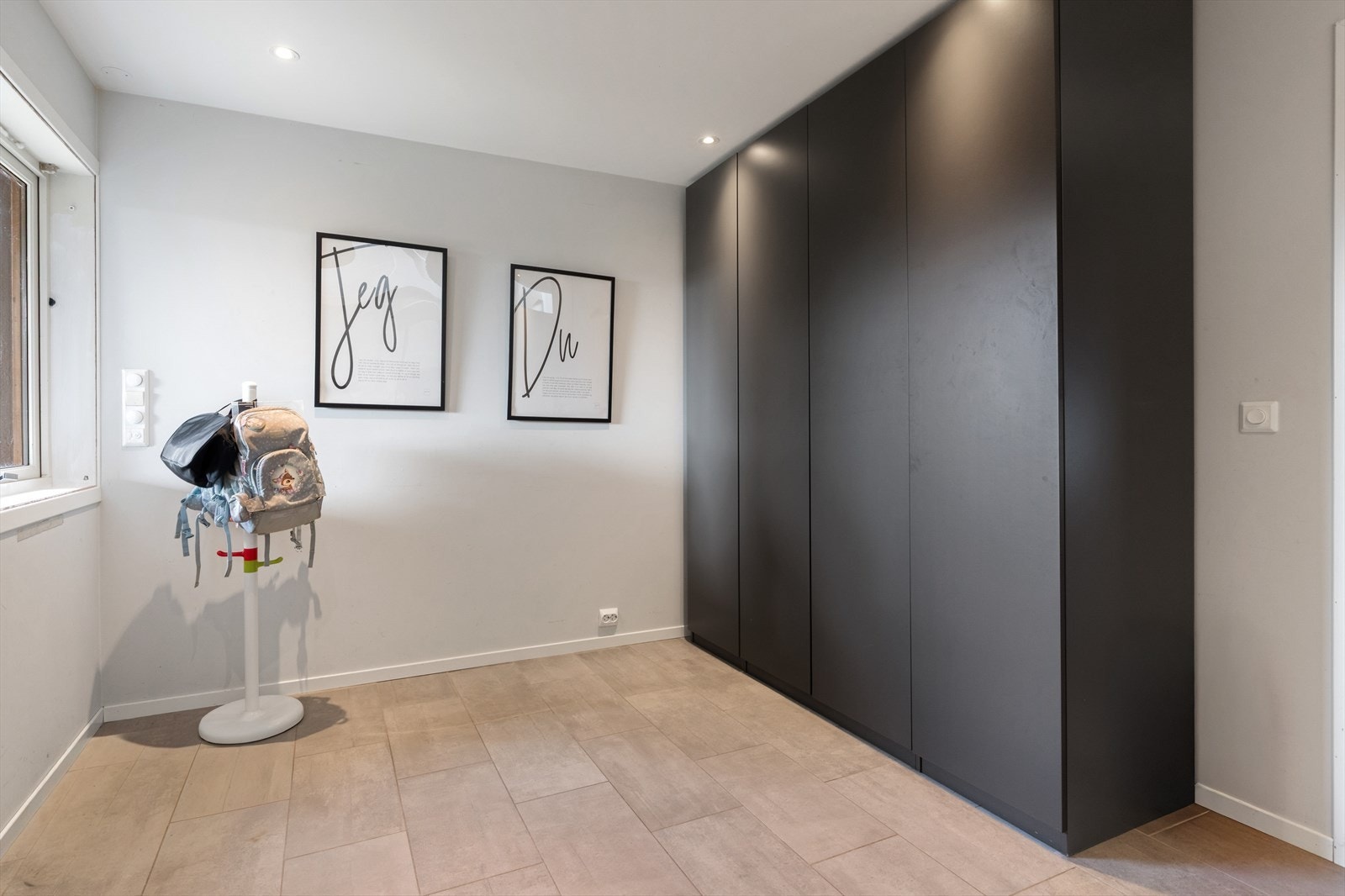 Skyvedørsgarderobe gir praktisk oppbevaringsløsning i rommet. Galleribilde