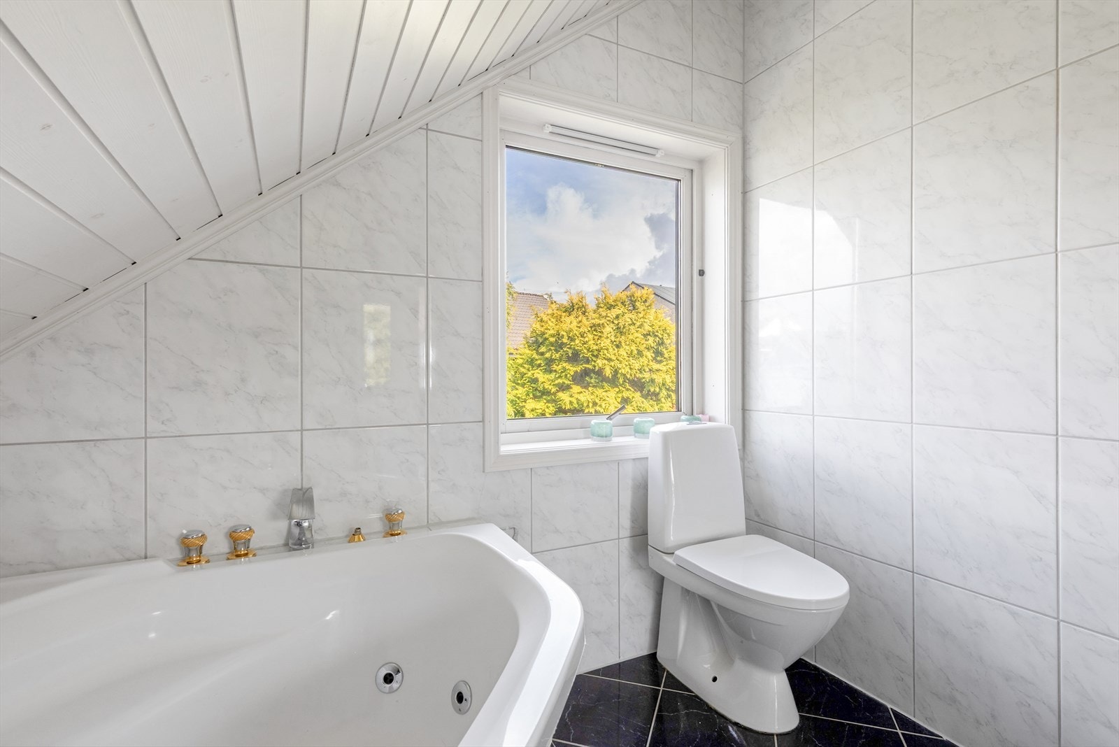 Badet er utstyrt med boblekar, toalett og flislagte vegger, men det anbefales modernisering for å møte dagens standard. Galleribilde