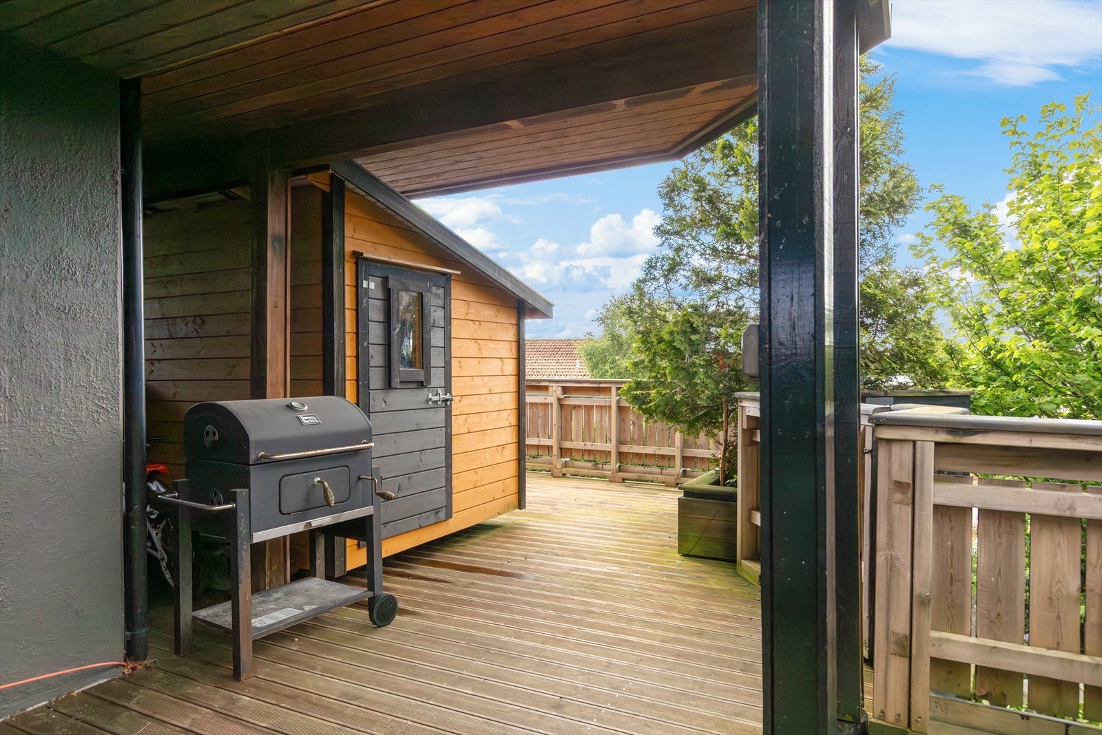 Uteområdet inkluderer en bod med lagringsmuligheter og plass til grill. Galleribilde