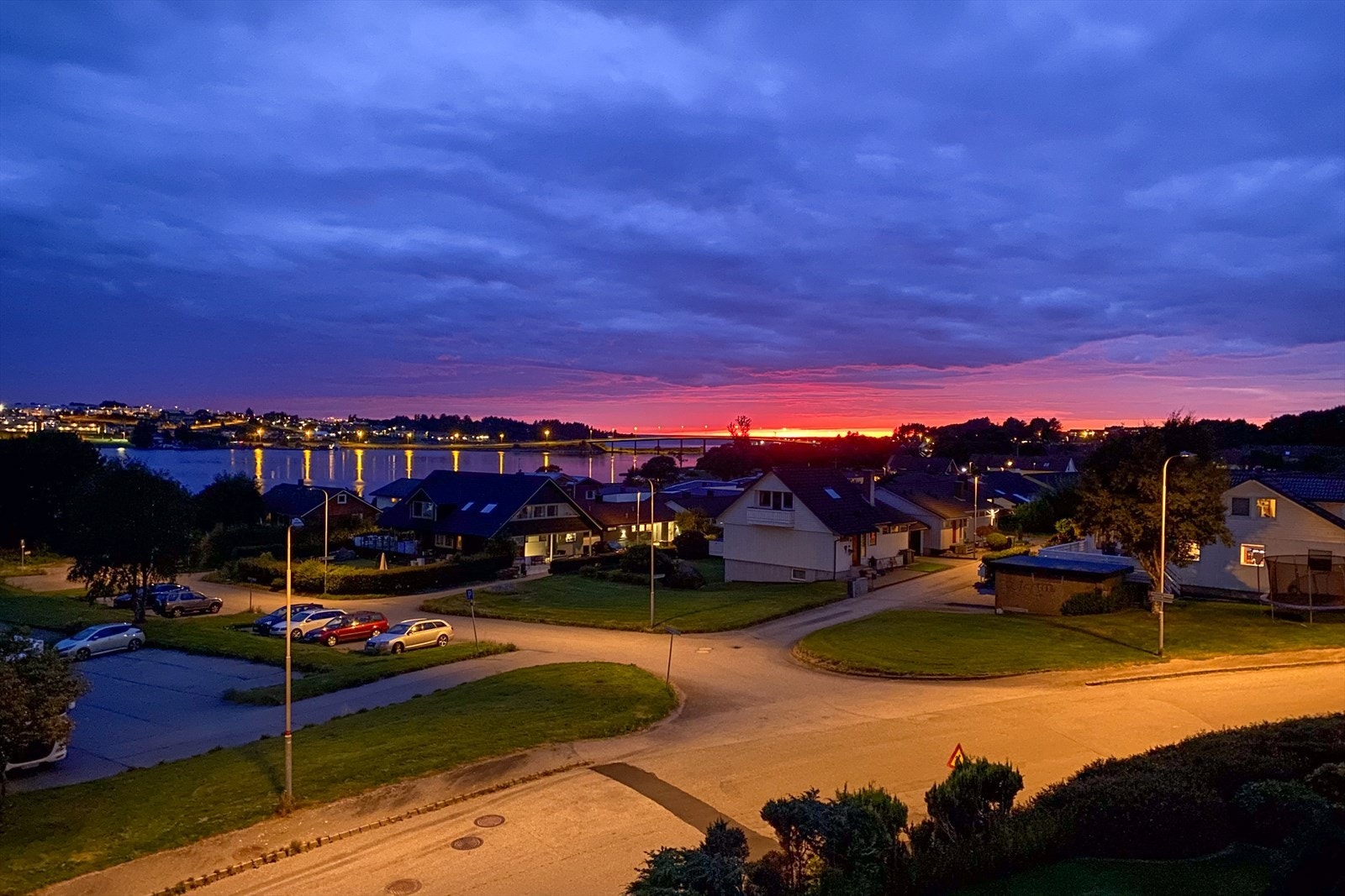 Solnedgangen gir et stemningsfullt lys over nærområdet. Galleribilde