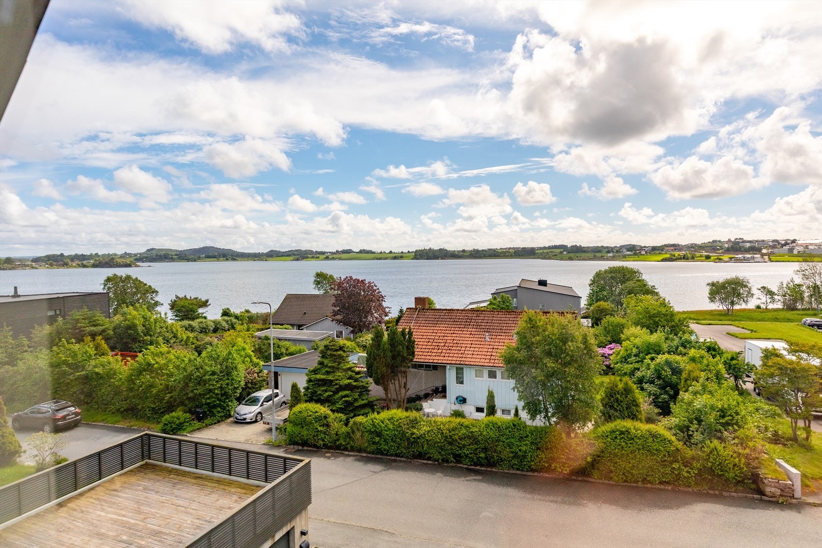 Boligen ligger i et område med kort avstand til bro og vann. Galleribilde