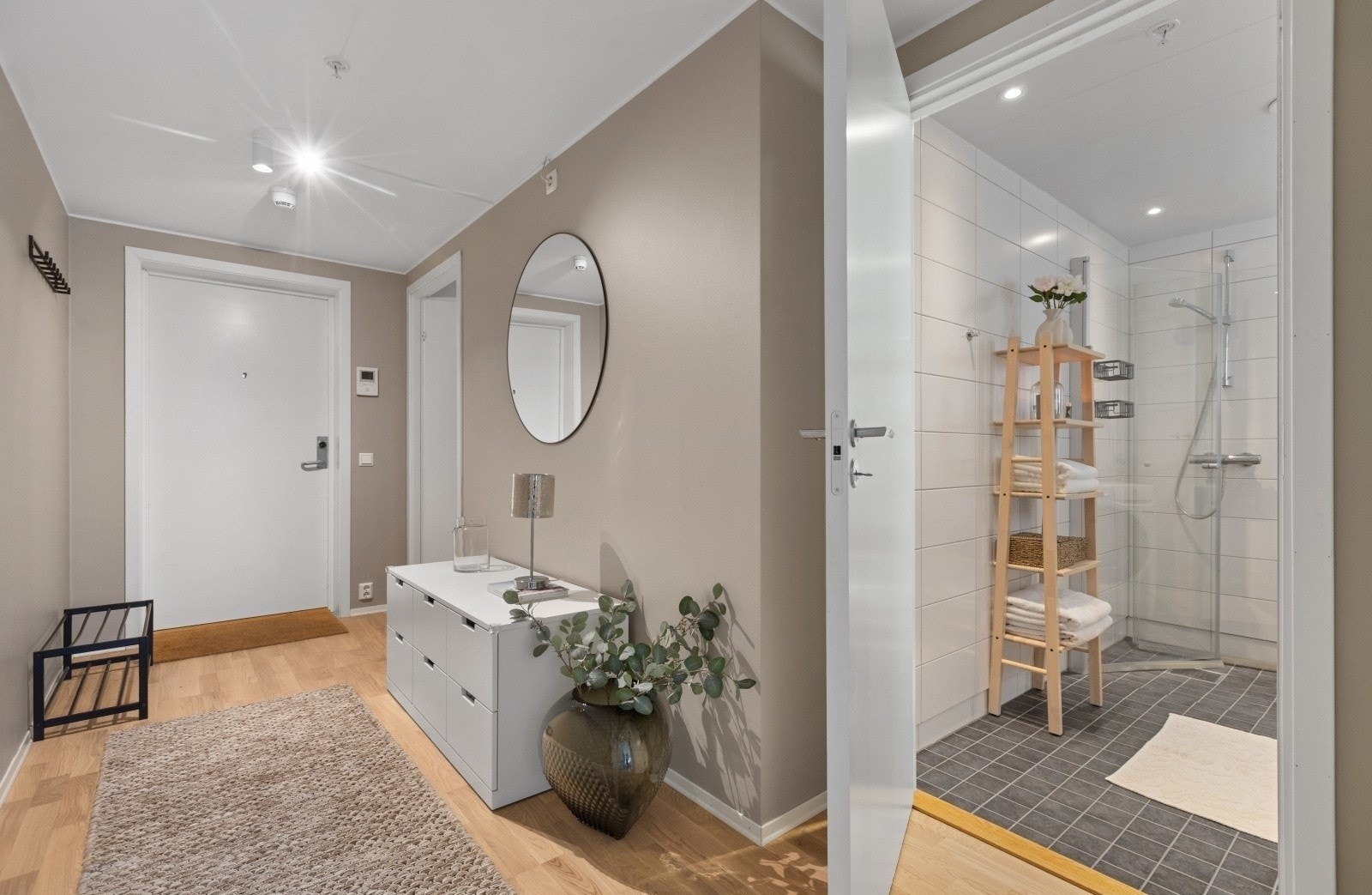 Velkommen inn! Entre med god plass til oppheng av klær og sko Galleribilde