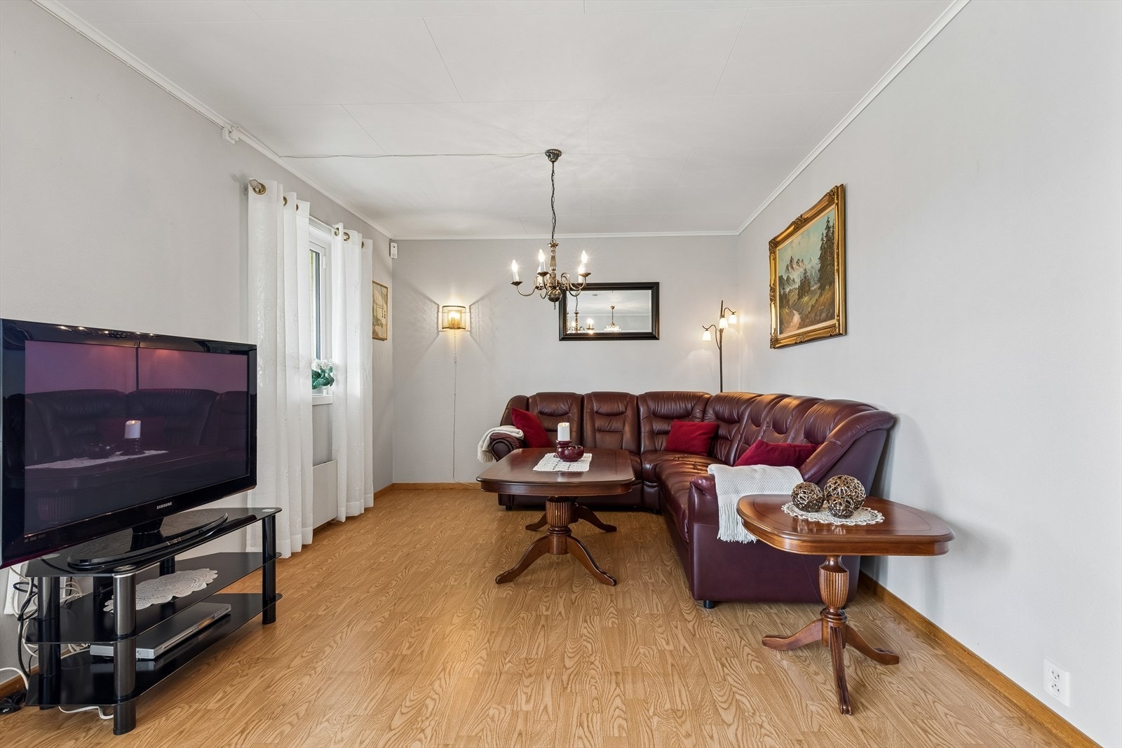 Stuegulvet har belegg som kombineres med vegger malt i en lys grånyanse. Galleribilde