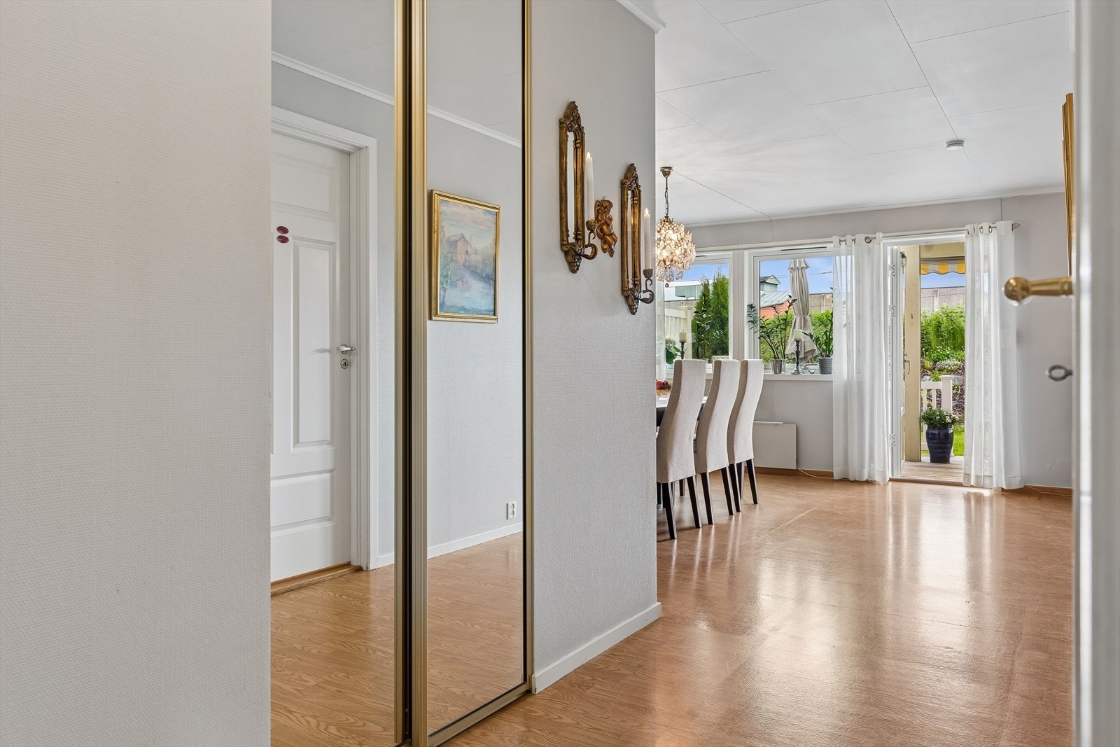 Tilknyttet gangen er også en hendig bod for ytterligere oppbevaring. Galleribilde