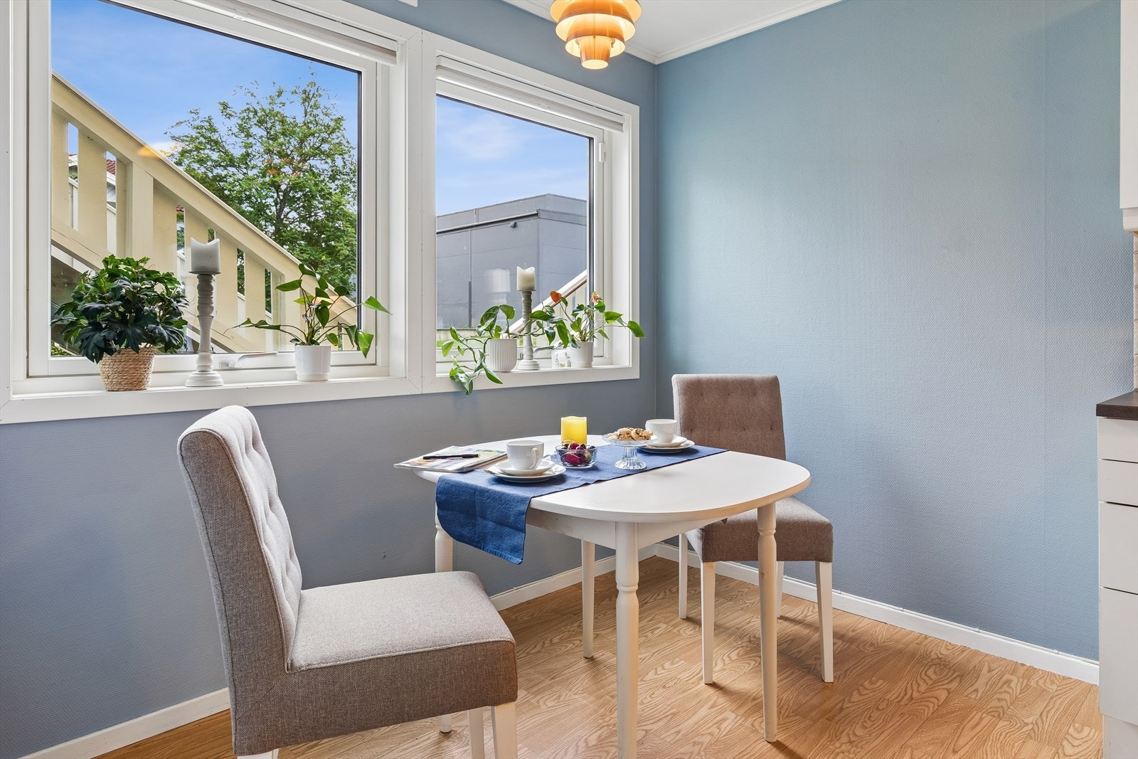 Vindusflatene sørger for rikelig med det gode, naturlige dagslyset. Galleribilde