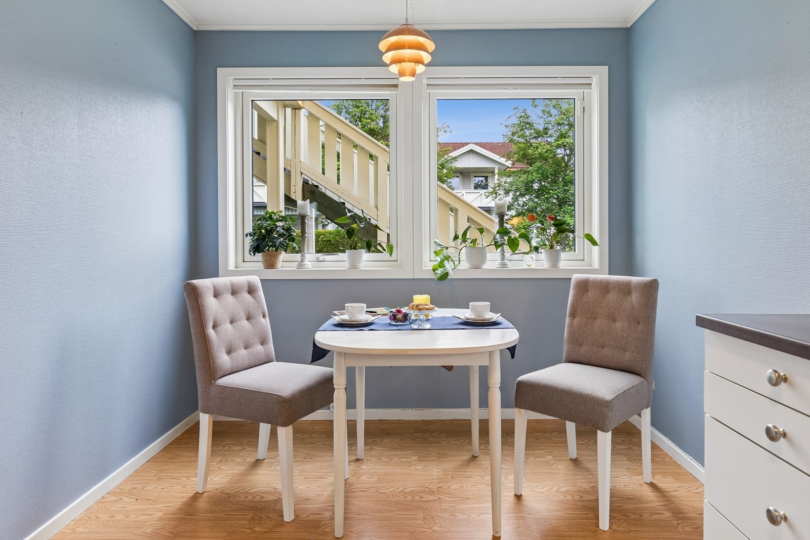 Ved vinduene er det en hyggelig plass for spisebord - hvor frokosten og morgenkaffen kan nytes. Galleribilde