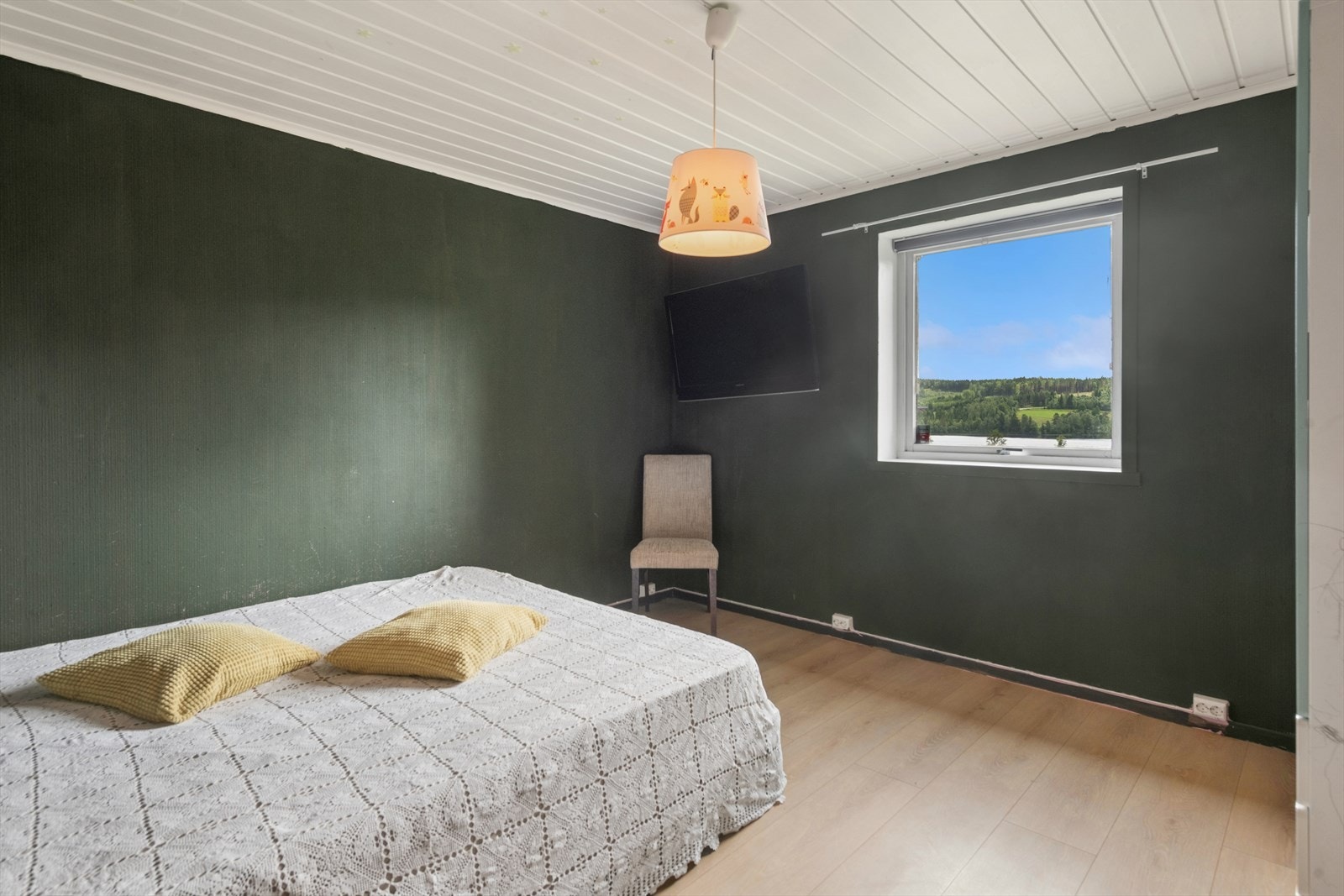 Stort soverom med god plass for dobbeltseng, nattbord og garderobeløsninger. Galleribilde
