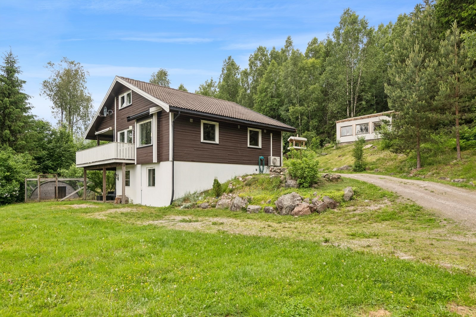 Enebolig fra 1988, landlig beliggende ved Finnsrud i Eidskog med usjenert tomt innerst i blindvei. Galleribilde