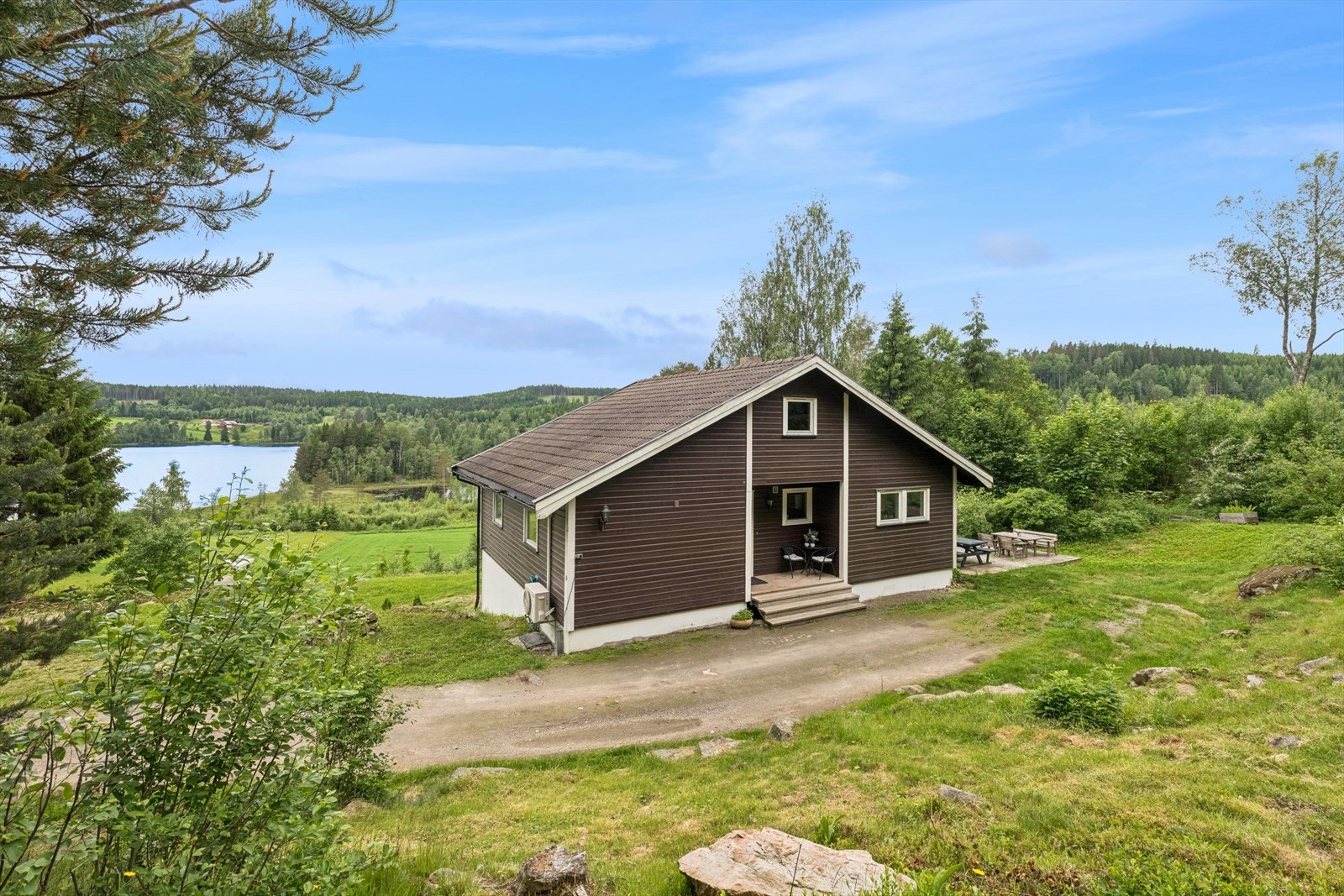 Her bor du omgitt av flott natur, med gode turmuligheter rett utenfor døren. Galleribilde