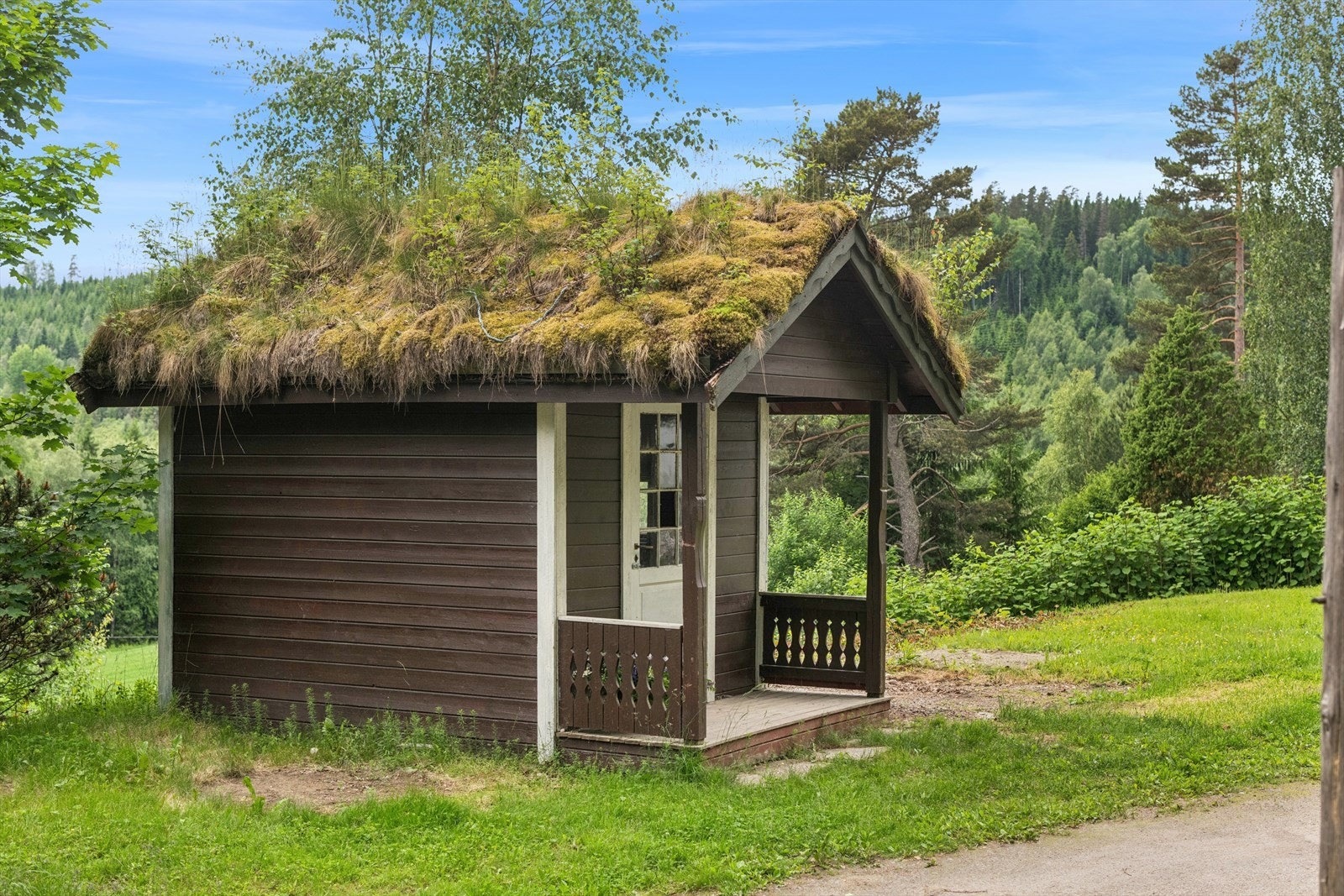 Lekestuen har torvtak og et lite, takoverbygget inngangsparti. Galleribilde