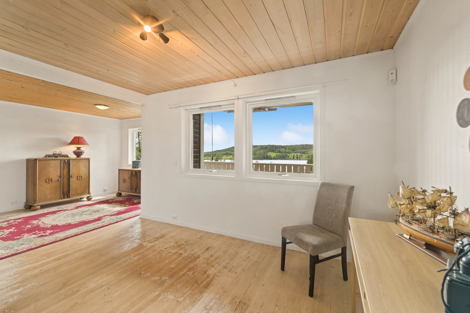 Alle vinduene på denne siden av huset rammer inn utsikten mot landskapet og vannet. Galleribilde