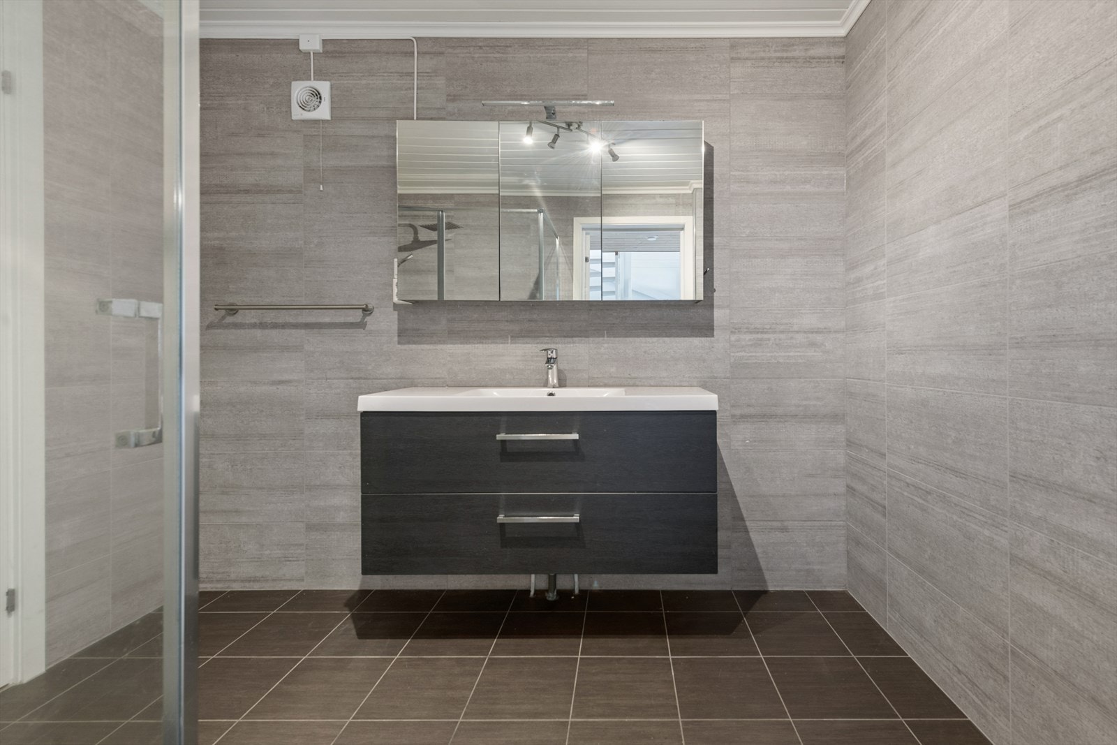 Det lekre badet i underetasjen ble bygget av fagfolk i 2018, med fliser på gulv og vegger. Galleribilde