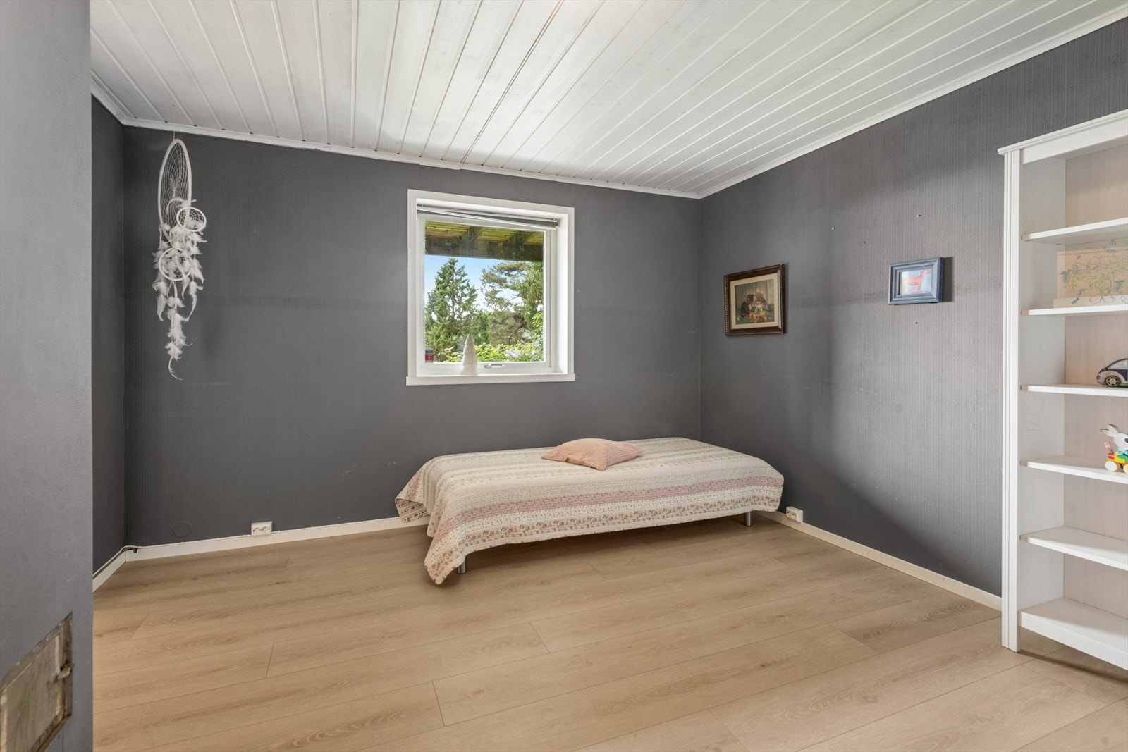 Soverom 2 har også bra størrelse med god plass til både seng og skrivepult. Galleribilde