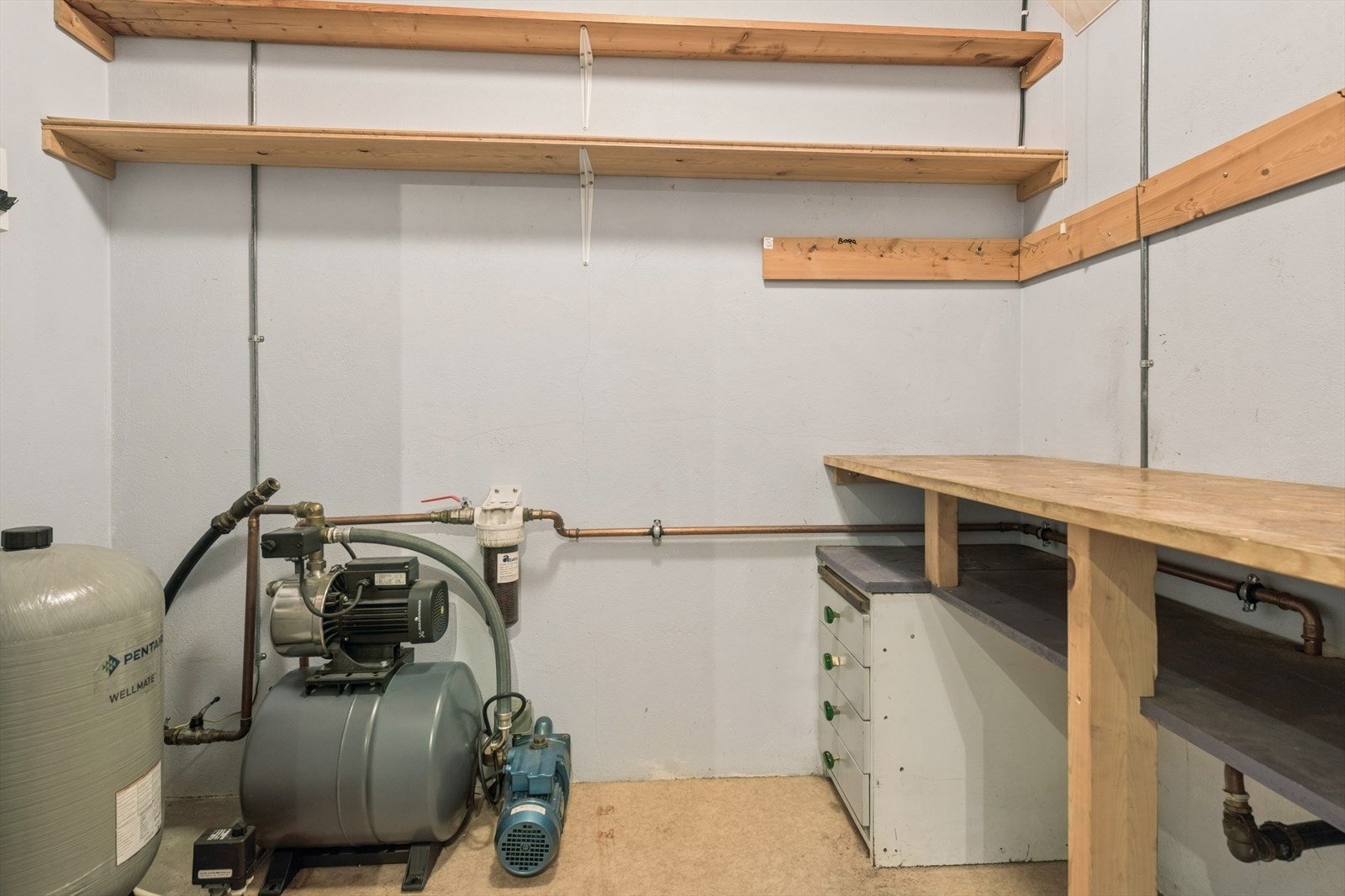 Teknisk rom med vannpumpe for boligens private brønn. Galleribilde