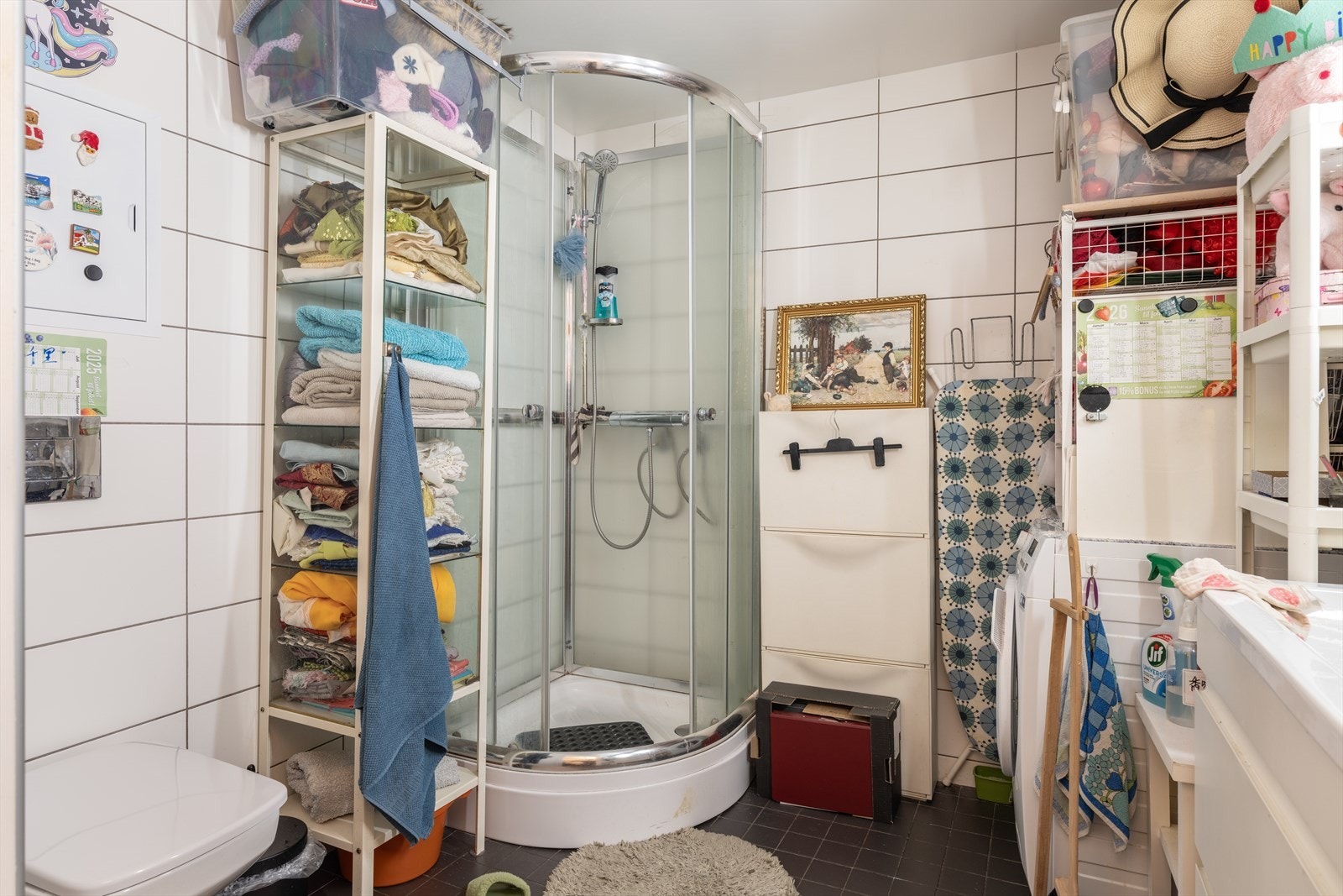 Badet strekker seg over 5m² og byr på varme i gulv og opplegg til vaskemaskin. Galleribilde