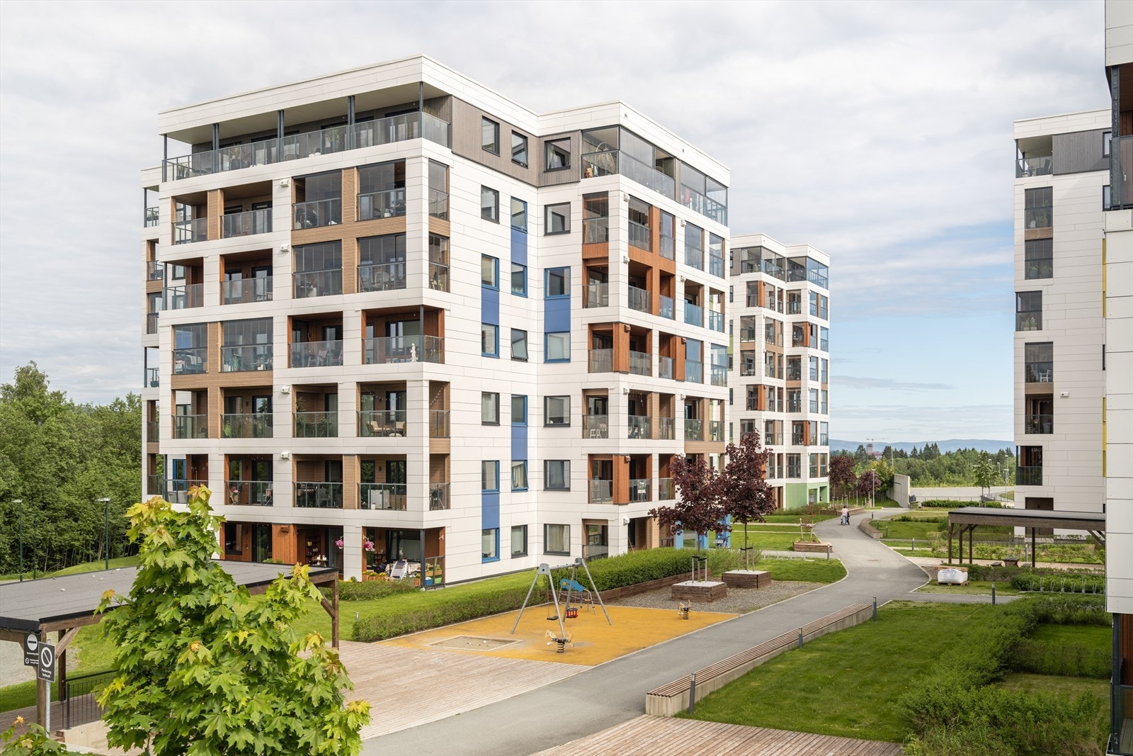 Her bor du i et veletablert område med et flott parkanlegg med lekeplass, sykkelparkering og sittegrupper. Galleribilde