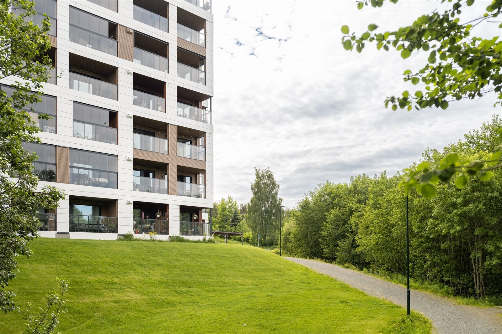 Leiligheten ligger vendt inn mot friområde og bort fra de øvrige blokkene i det populære prosjektet Heimdalsporten. Galleribilde