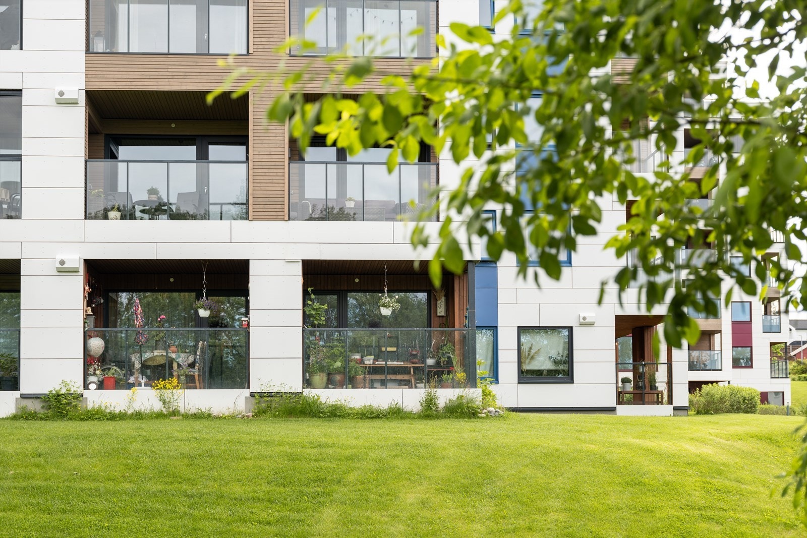 Her er det god plass til ønsket møblering, som utemøbler og grill. Galleribilde