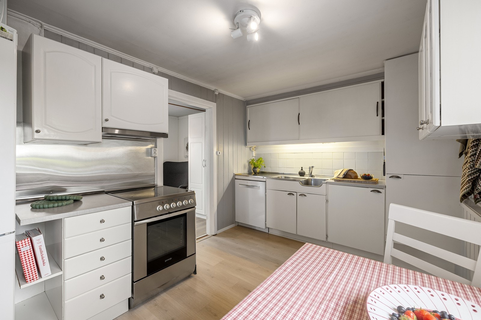 Kjøkkenet er utstyrt med kjøl-/fryseskap, oppvaskmaskin og komfyr. Over kokesonen er det montert kjøkkenventilator med kullfilter. Galleribilde