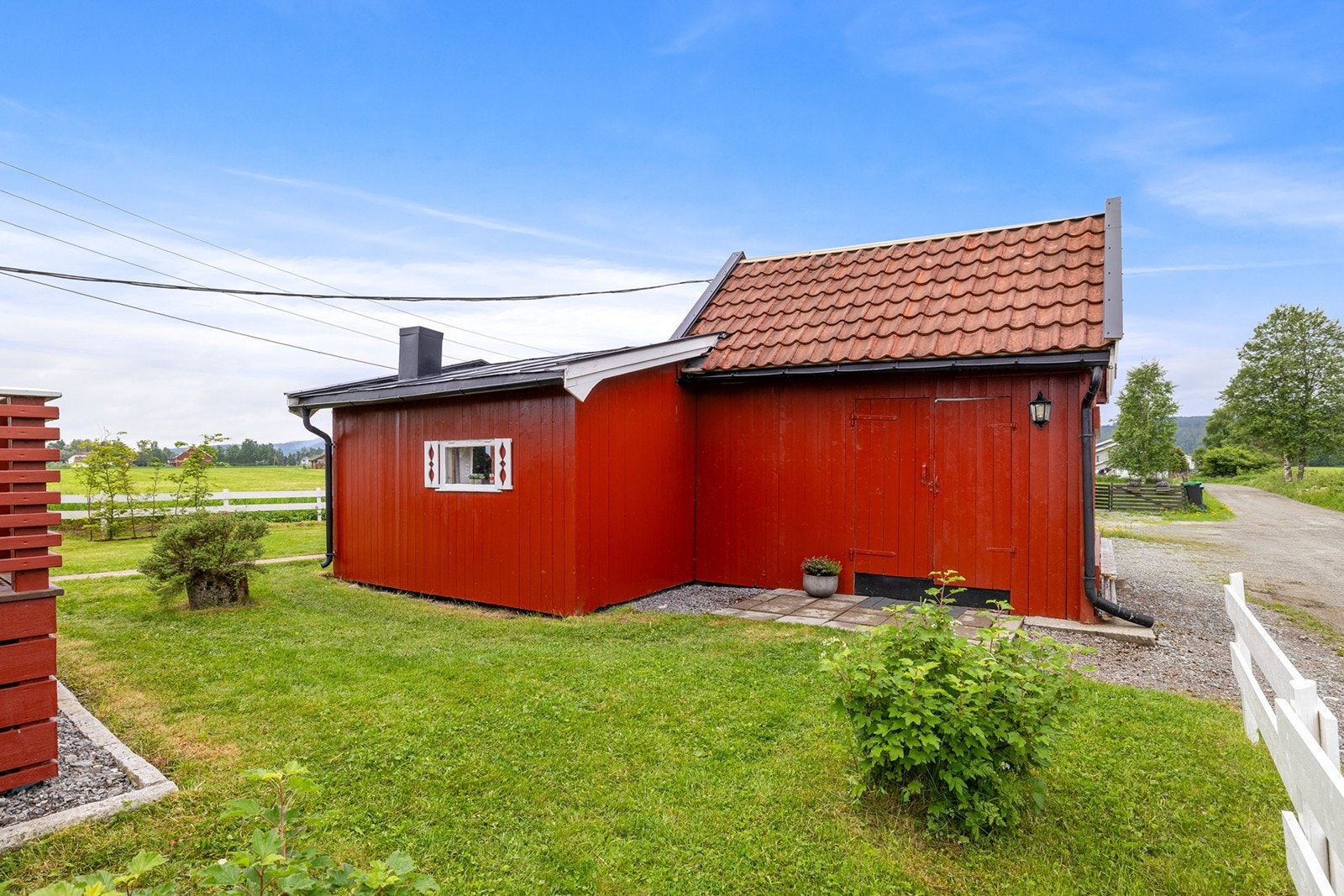 Uthus/anneks består av et innredet rom med flere anvendelsesmuligheter samt praktisk bod-/lagringsdel med egen adkomst. Galleribilde